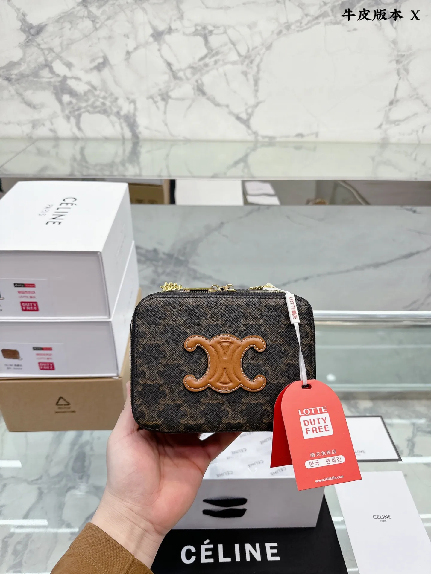 牛皮版本 p120 Celine新款Box 小方包 CELINE这几天入的Celine包包们,不得不说这款腋下包也太好看了吧~什么衣服都好配不管深色还是淡色秋冬还是春夏搭配起来都是毫无违和感的 除了好搭配容量也是非常大之前用过老花腋下的宝宝应该.都知道钱包手机都是妥妥塞的下还松动有余动17 13cm