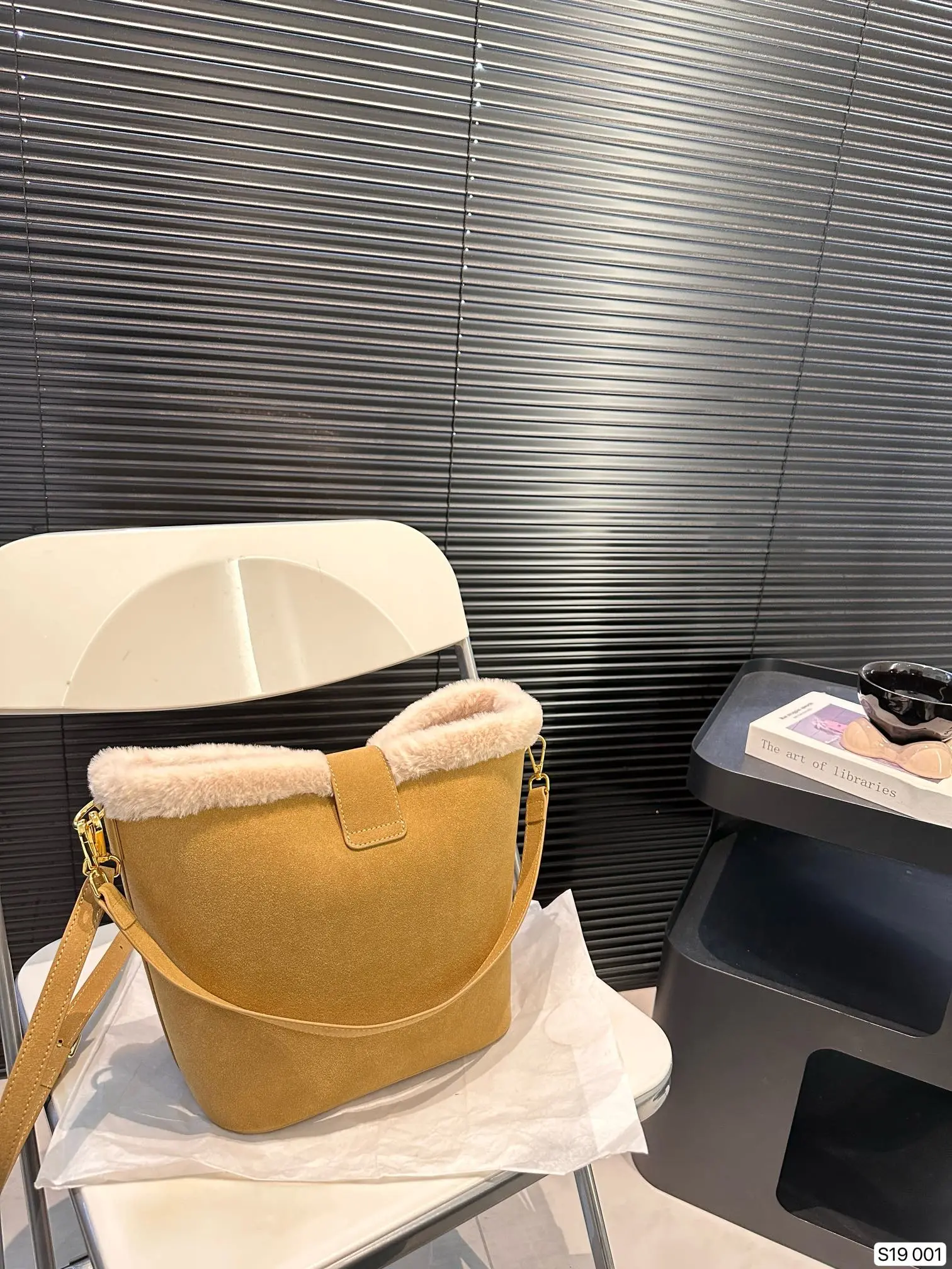 P145 赛琳秋冬限定|毛茸茸的celine水桶包 celine这次的新品我很满意这只毛茸茸的托特真的很可爱,在秋叶飘零的时候背上有多应景了秋冬氛围感直接拿捏!尺寸:24 24 货号001