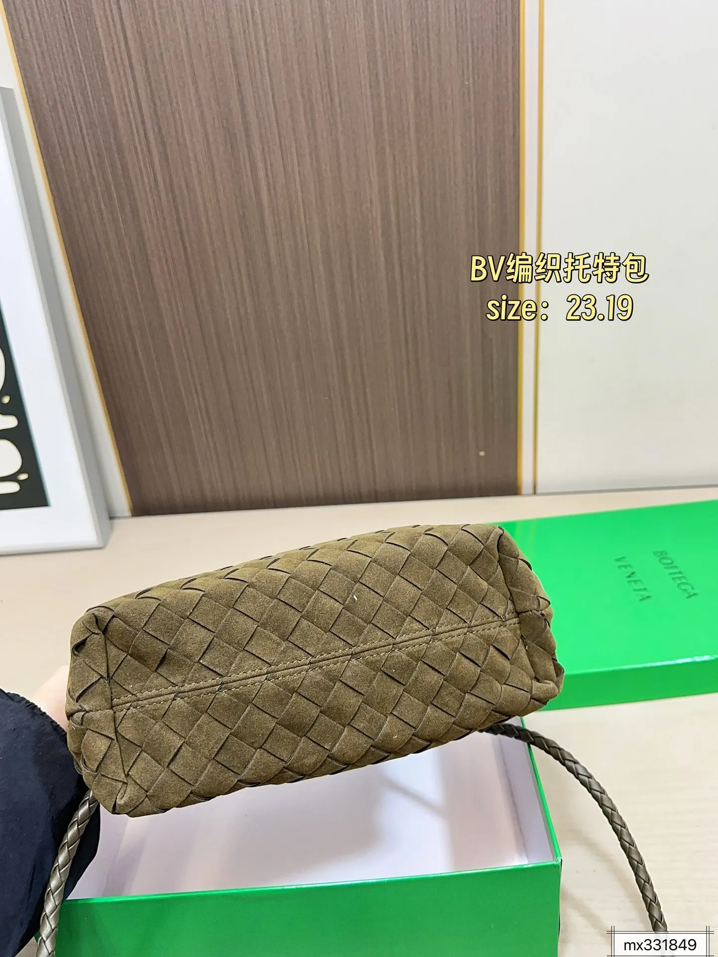 💰165 配盒子 BV 编织托特包 这只编织托特包真的是今年新款的最爱了 肩带可以调节,单肩斜挎都可 最重要的是,真的很实用!! 打工人实名爱了,真的好好背 尺寸:23.19