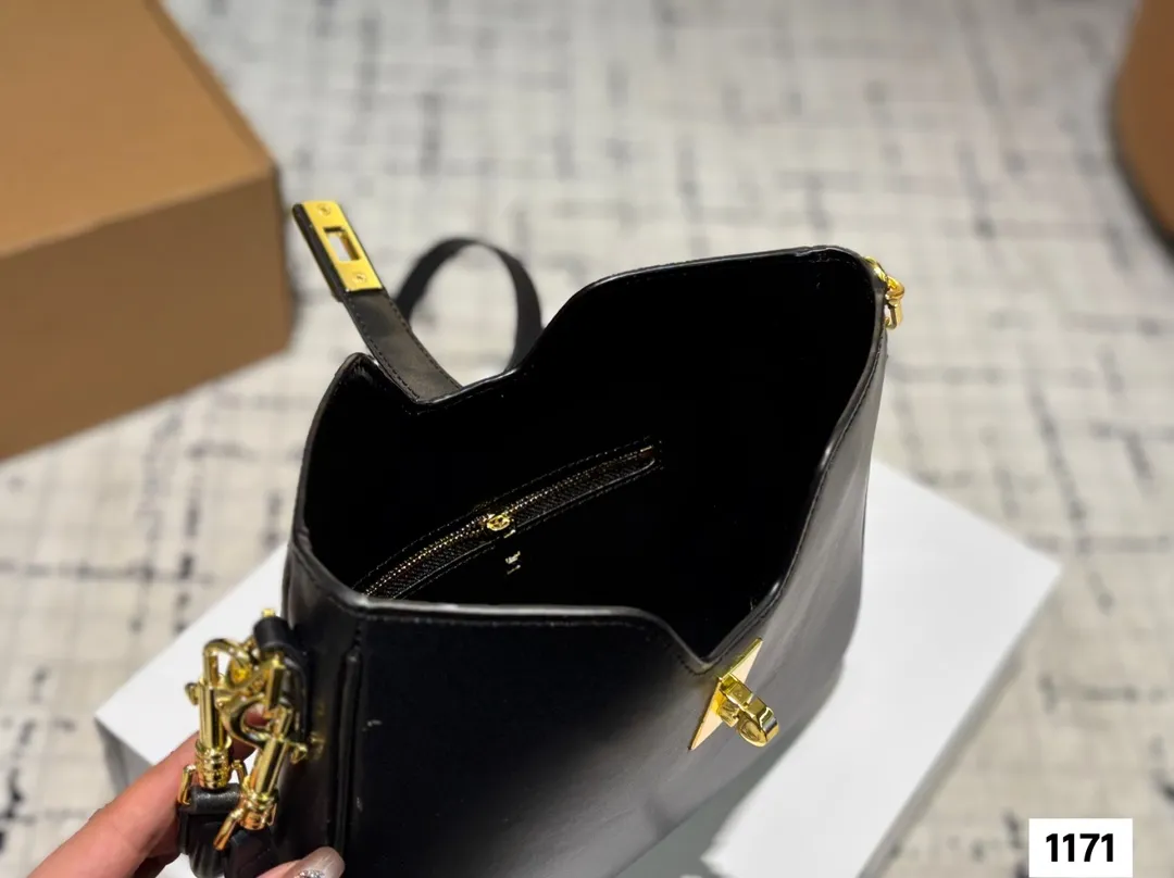 P145 配折叠盒子 Celine 赛琳水桶包 一直很喜欢小牛皮的包 经久耐看 有着高颜值的复古文艺气息🌱 尺寸:25 21.5