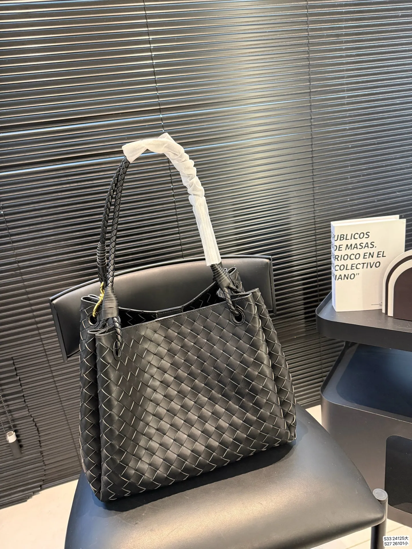 大号P215 小号P185 BV的降落伞Parachute,编织的工艺自然且优美,皮质交叉编织出的纹路和背带处的金属编织设计,既原始又摩登,轻松拿捏美拉德穿搭的帅气🤏 尺寸大32 28 小21 16 货号大24125 小26101