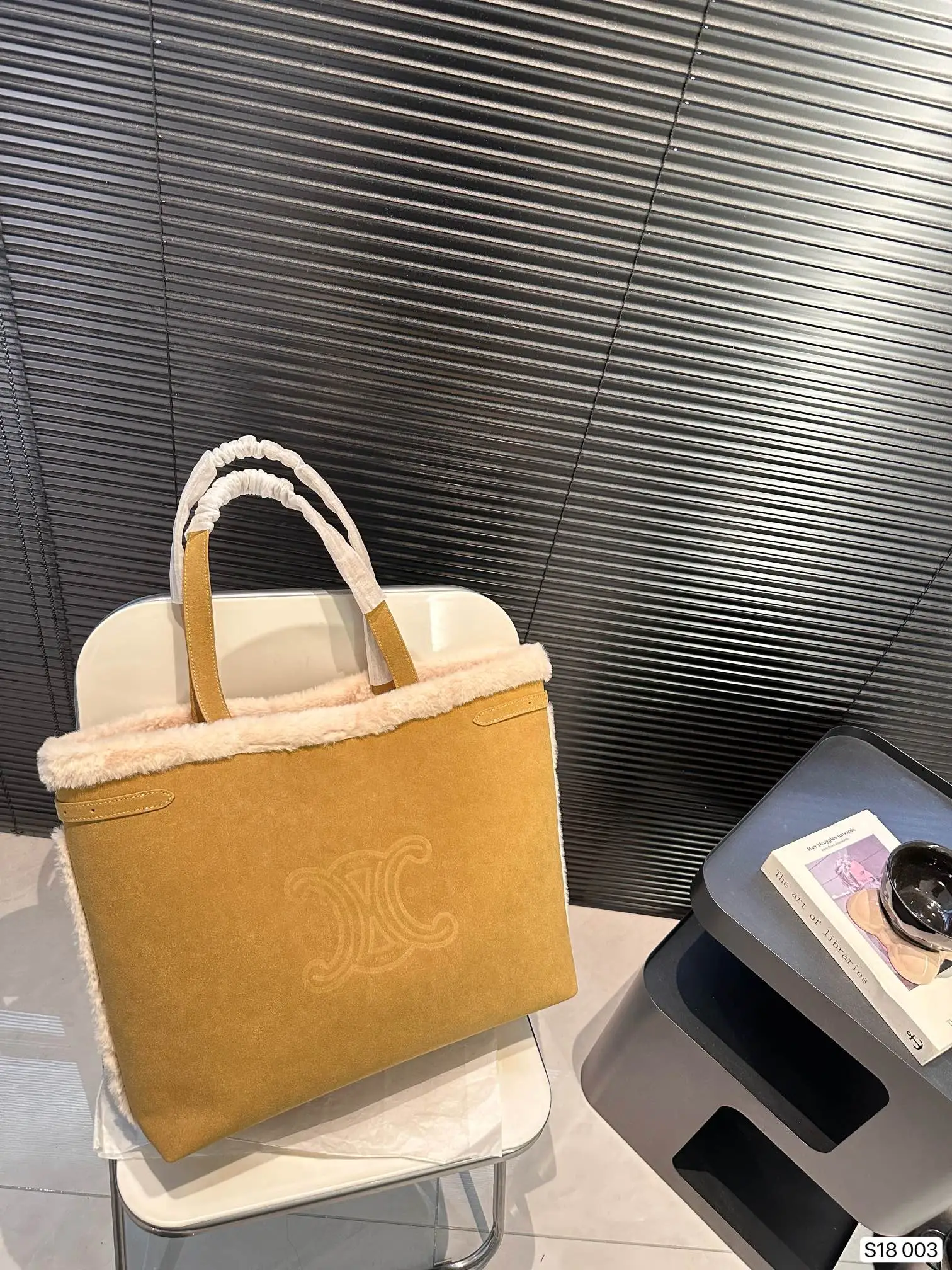 P140 赛琳秋冬限定|毛茸茸的celine托特包 celine这次的新品我很满意这只毛茸茸的托特真的很可爱，在秋叶飘零的时候背上有多应景了秋冬氛围感直接拿捏！尺寸：40 34 货号003