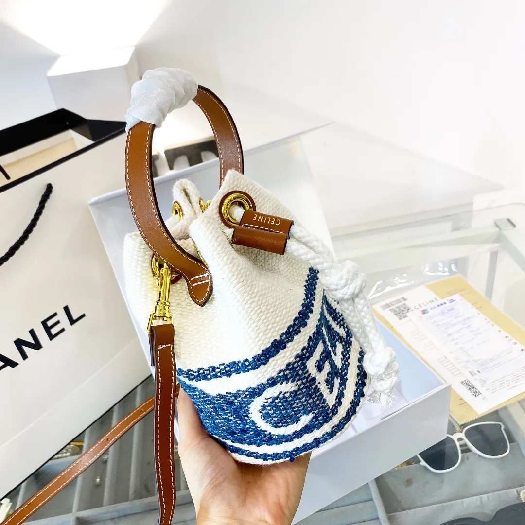 p155折叠礼盒包装🎁 Celine赛琳 新款水桶，复古编织水桶包 潮人们背的最多的包包大概就是这款 单肩、斜跨都不是问题，有种慵慵懒懒的街头风J-108尺寸 15.15.18