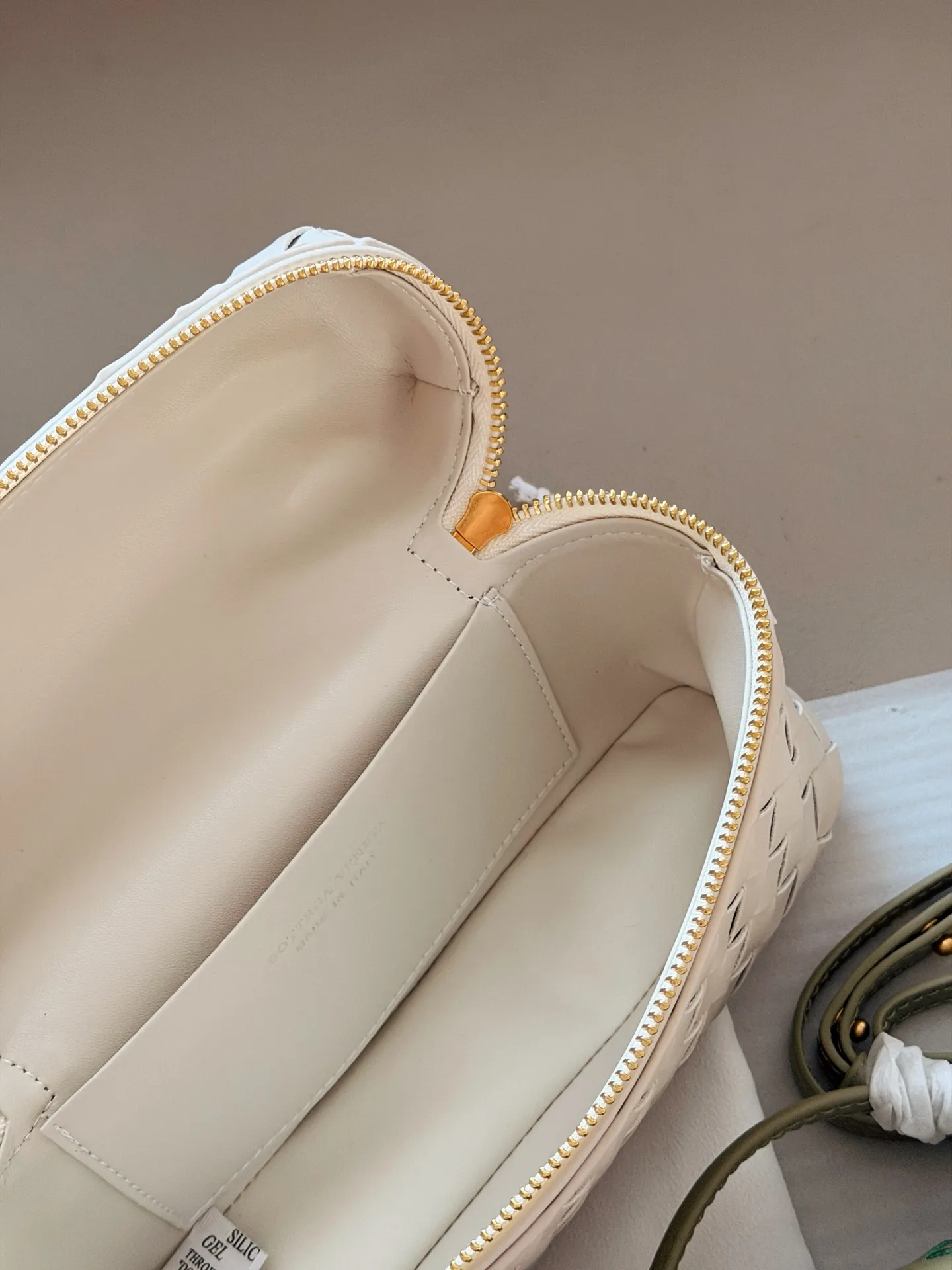 💰205 牛皮 配盒 size:23*13cm BV BangBang Vanity棒棒包, 任何人没有买到这只 包我会伤心的 造型独特精致,日常使用容量足够,可手提可斜挎,多种造型随意切换!