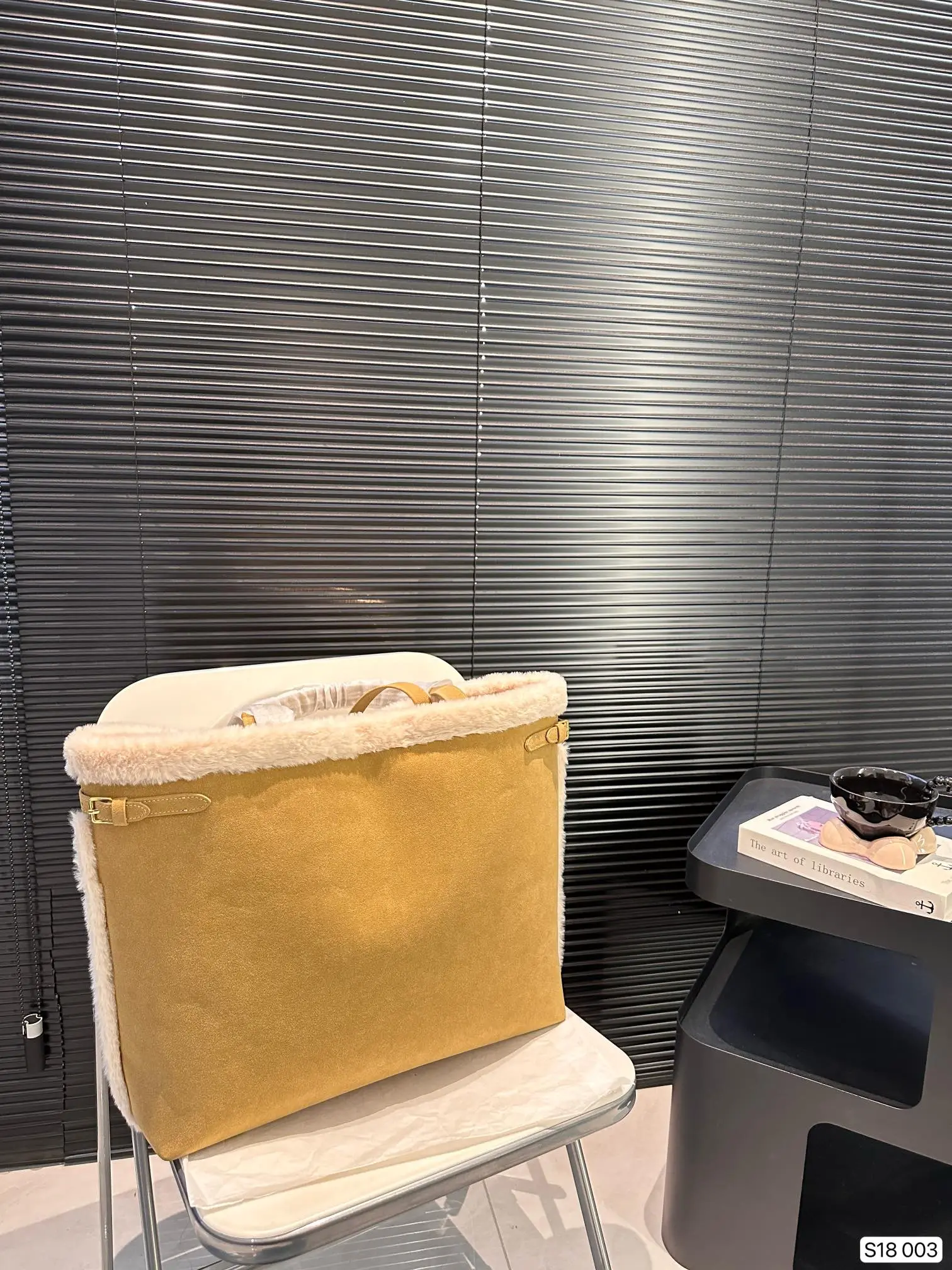 P140 赛琳秋冬限定|毛茸茸的celine托特包 celine这次的新品我很满意这只毛茸茸的托特真的很可爱,在秋叶飘零的时候背上有多应景了秋冬氛围感直接拿捏!尺寸:40 34 货号003