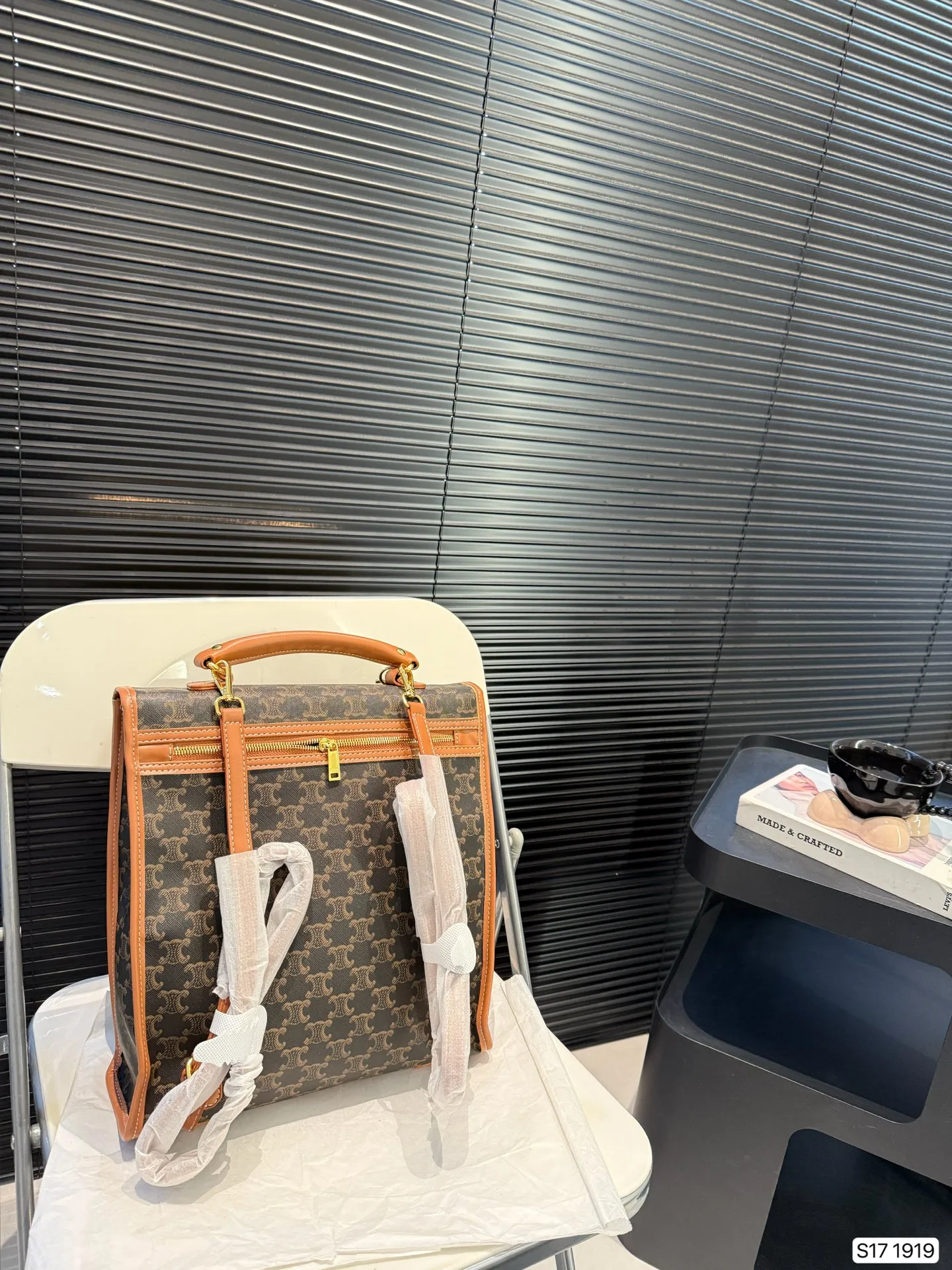 P135 赛琳双肩包 简单百搭 颜值高 日常出街首选 潮酷时尚女孩必入款 尺寸:30 32 货号1919