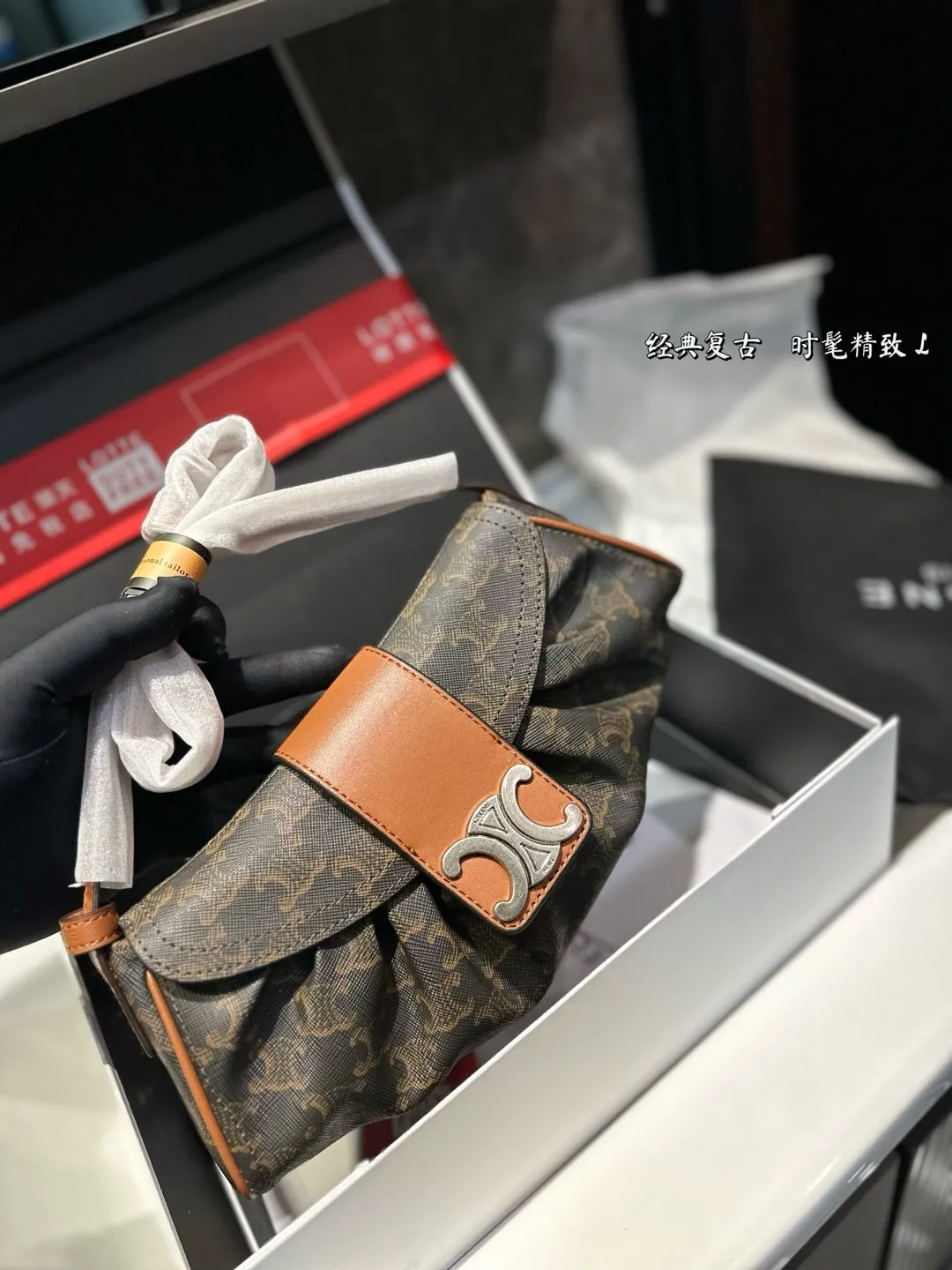 ❤️P145（礼盒包装）❤️ 赛琳 凯旋门腋下包 时髦拿捏住啦 不显老气好好搭啊 而旦貌美气质加成好高的呀~ 爱死了这份从容优雅⚠️尺寸27.11