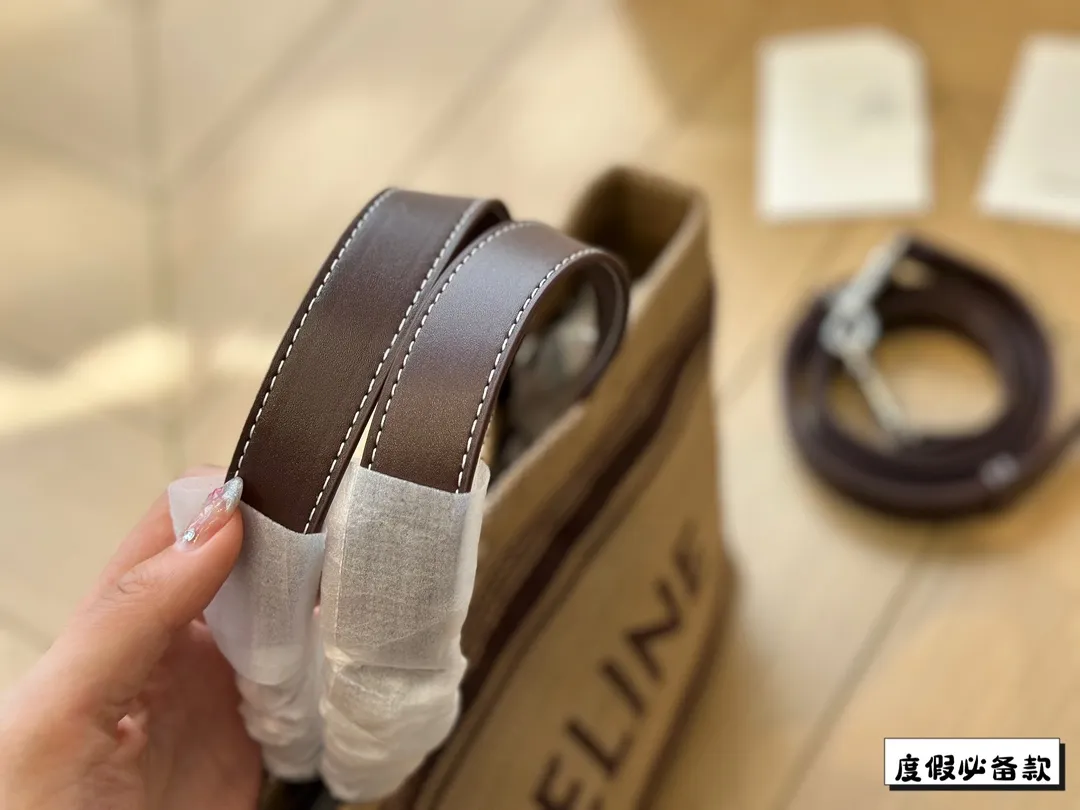 ¥220 Celine新款编织托特包 Celine新款编织包是一款设计简洁而又不失时尚感的托特包。其最显著的特点在于采用了棕色粗细不均条纹的帆布材质,这种设计不仅赋予了包包独特的视觉冲击力,也展现了Celine品牌一贯的优雅与精致。在包的正面醒目地印有大写的“CELINE”字样,既凸显了品牌的身份,也提升了包包的整体美感。20*17