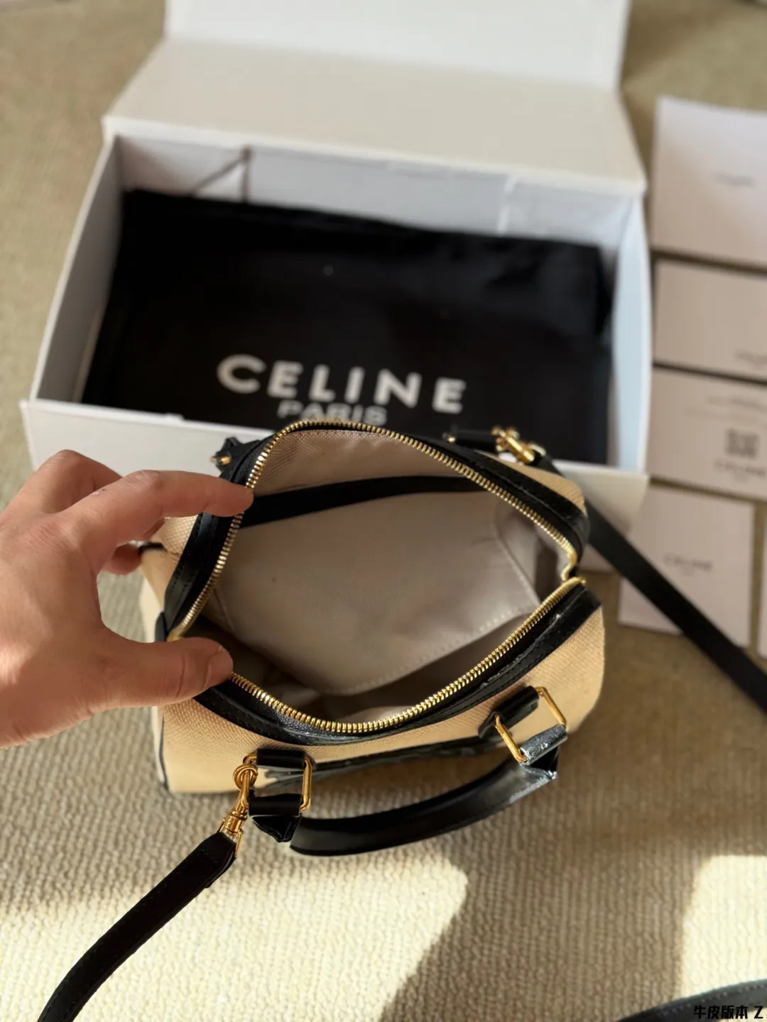 牛皮版本 p170 Celine 枕头包 很喜欢Lisa近期机场照总是背着的波士顿包 高颜值 有着原设计本身经典的味道高颜值的复古文艺气息 简洁利落的包身线条，复古印花图案真的很Old school, 不经意的高级，心尖尖喜欢的款秒get 尺寸20 14 配盒
