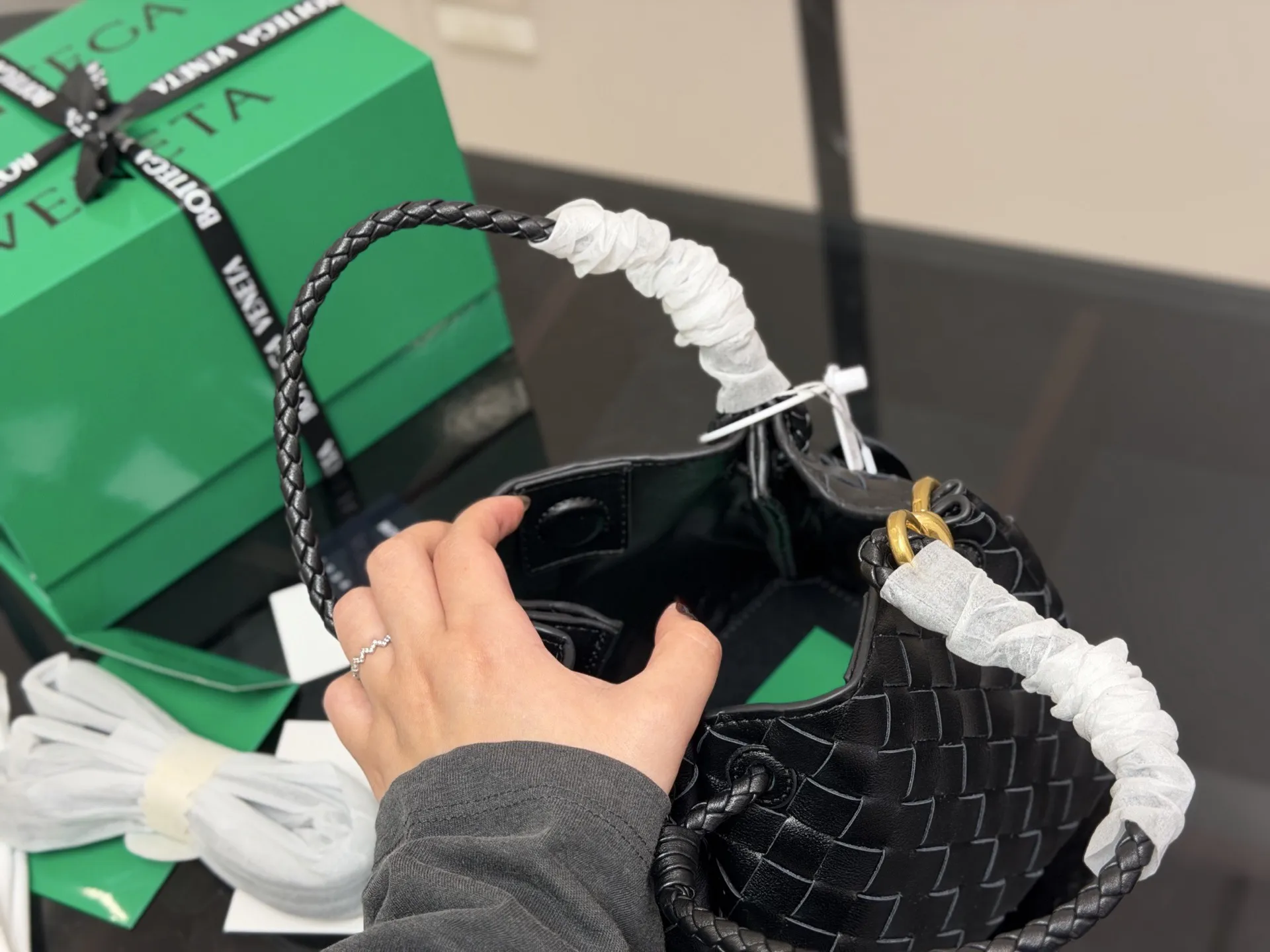 ¥240 配盒(升级版) size:21*16cm bv 编织购物袋 它是这一季中性价比➕实用性最棒的一只包包! 容量非常OK