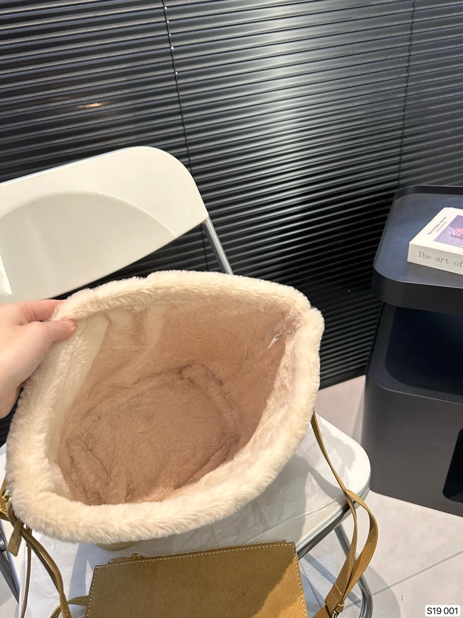 P145 赛琳秋冬限定|毛茸茸的celine水桶包 celine这次的新品我很满意这只毛茸茸的托特真的很可爱，在秋叶飘零的时候背上有多应景了秋冬氛围感直接拿捏！尺寸：24 24 货号001