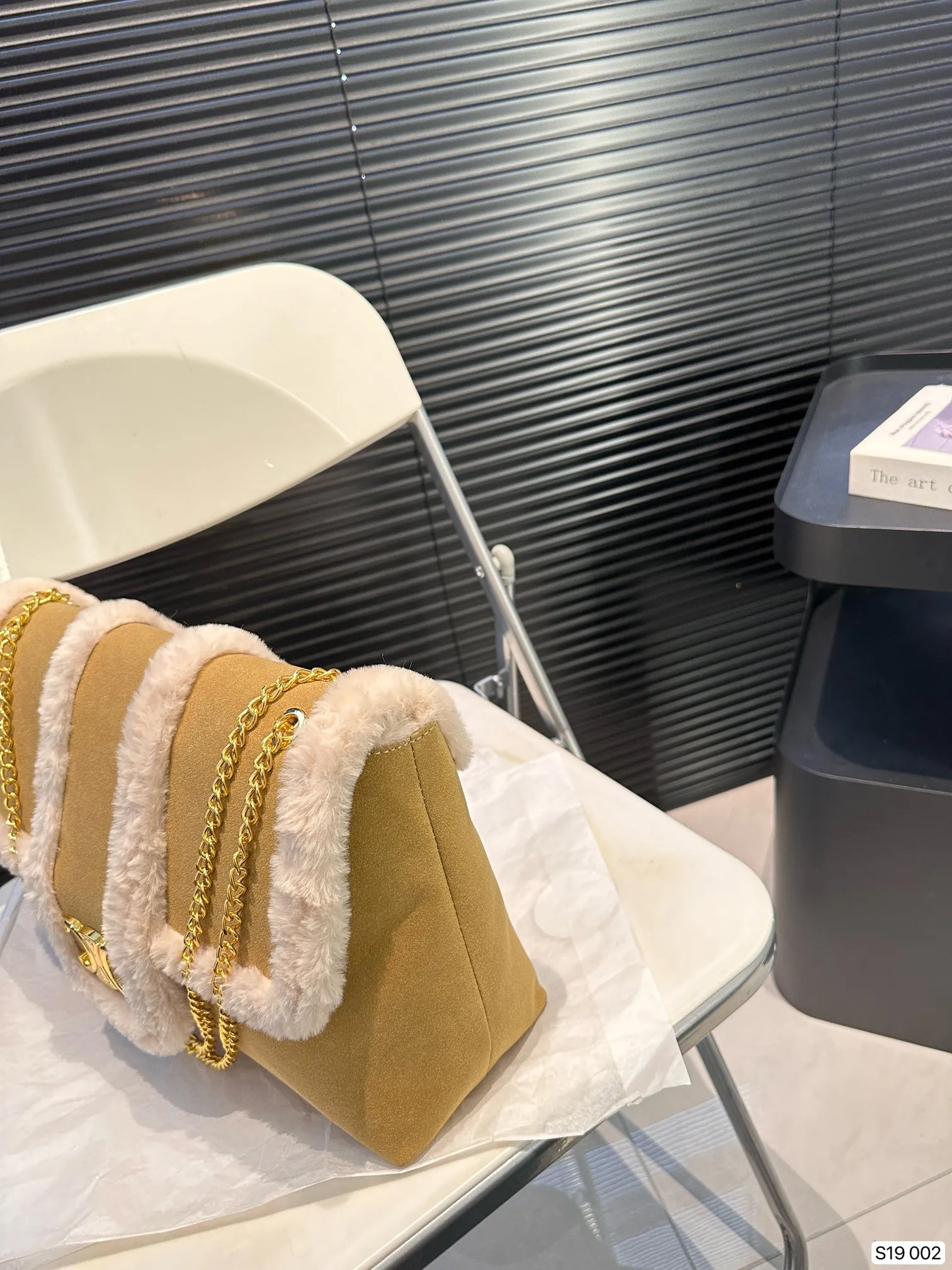 P145 赛琳秋冬限定|毛茸茸的celine链条包 celine这次的新品我很满意这只毛茸茸的托特真的很可爱,在秋叶飘零的时候背上有多应景了秋冬氛围感直接拿捏!尺寸:32 23 货号002