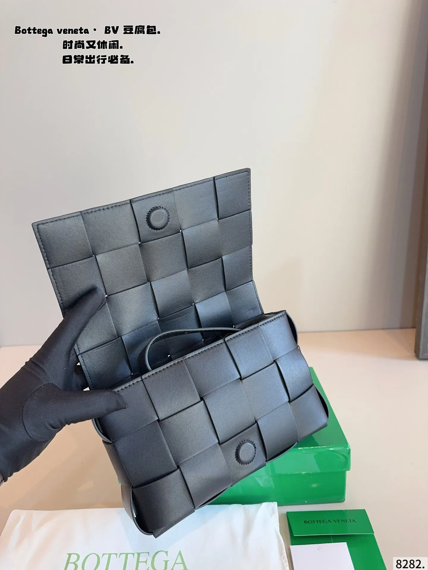 p150配礼盒🎁. 秋冬适配度一百昏!bv cas sette豆腐包斜挎 bv cas sette小羊皮卡带包枕头包斜挎包 天气一冷很喜欢软乎乎胖墩墩存在感很强的包包, 收起小废包,秋冬就是枕头包的主场! 枕头包的代表包包——bv cas sette尺寸:23*5*14cm