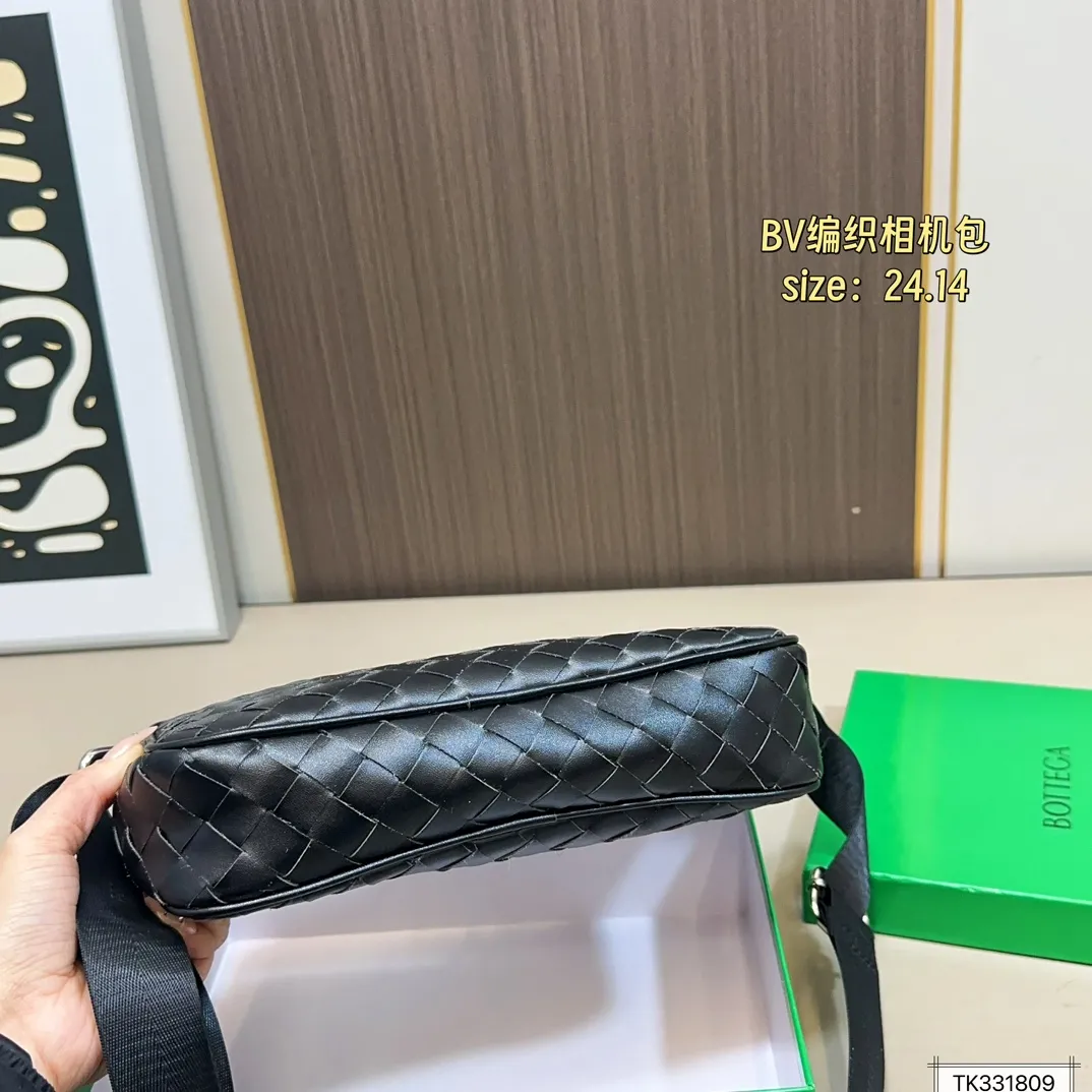 💰125(配盒) 尺寸24×14 BV 新款Veneta编织相机包斜挎包 简约别致,高级时髦不张扬! 不管斜挎、单肩都是满满的造型感~ 实物皮质很软却饱满有型~ 简约大气,超级有范 男女同款