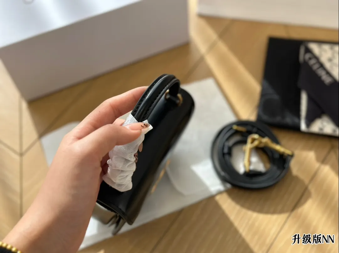 ¥180配盒 LISA同款可爱手提小包一枚! CELINE BESACE TRIOMPHE太太太太可爱啦!可盐可甜!虽然放不下手机但是可以装下你的其他东西鸭!尺寸15*12