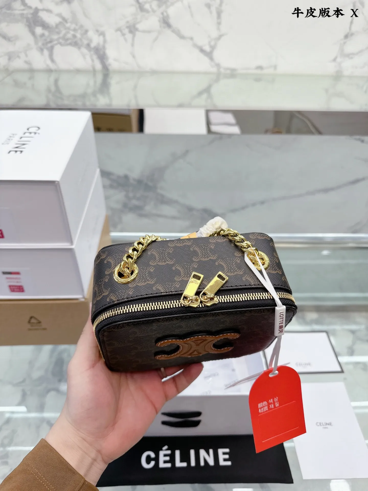 牛皮版本 p120 Celine新款Box 小方包 CELINE这几天入的Celine包包们,不得不说这款腋下包也太好看了吧~什么衣服都好配不管深色还是淡色秋冬还是春夏搭配起来都是毫无违和感的 除了好搭配容量也是非常大之前用过老花腋下的宝宝应该.都知道钱包手机都是妥妥塞的下还松动有余动17 13cm