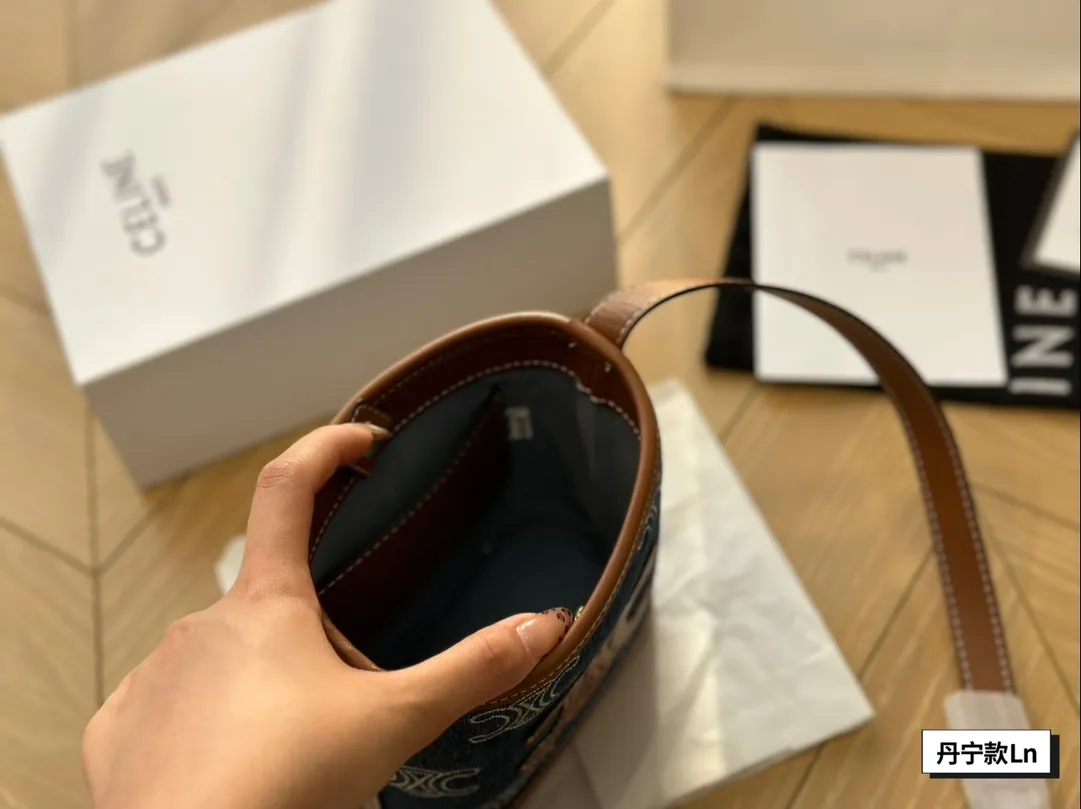 ¥125配盒 瑟琳Celine TRIOMPHE通体刺绣牛仔布和牛皮革迷你水桶包,5x16x7cm:19. 5x16x7cm