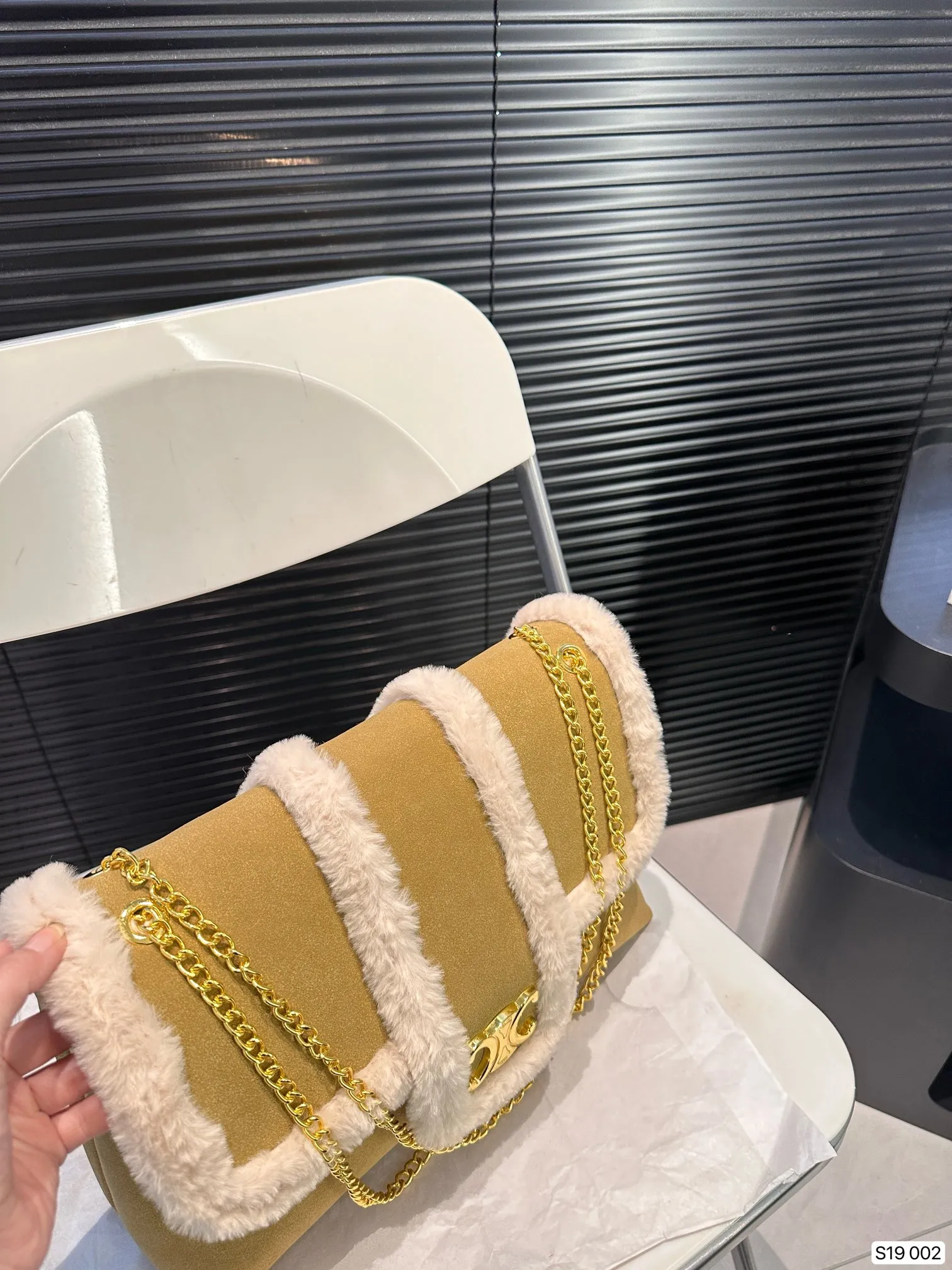 P145 赛琳秋冬限定|毛茸茸的celine链条包 celine这次的新品我很满意这只毛茸茸的托特真的很可爱，在秋叶飘零的时候背上有多应景了秋冬氛围感直接拿捏！尺寸：32 23 货号002