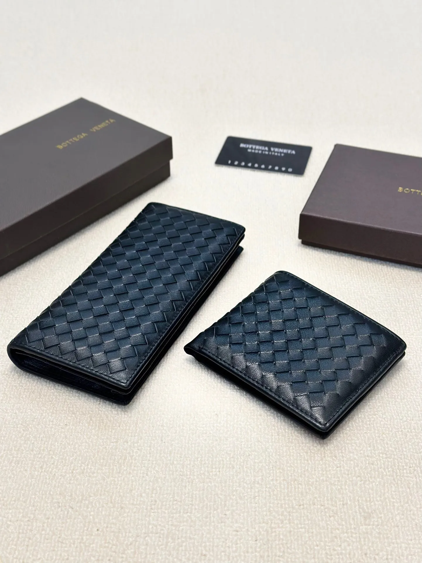 短p80长p90🎀🎀颜色 黑🎀尺寸 19x10 12x10🎀Bv专柜款升级版💕金典羊皮‮短长‬款对折🔥一比‮品一‬质里外羊皮手工‮织编‬手感超赞[得意]