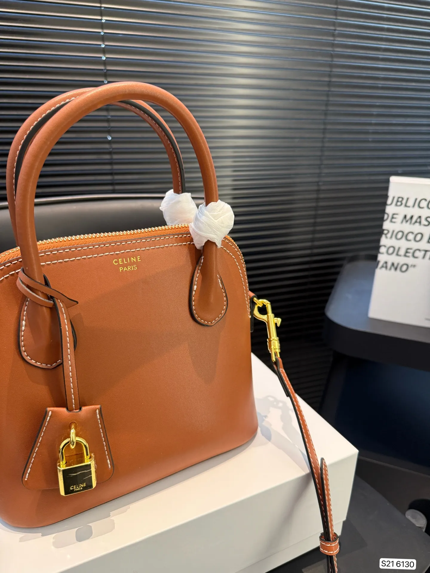 P155 配折叠盒子 赛琳贝壳 CELINE| 限定特别款来袭 全新的包型 可手提也可以斜挎肩背 是本季的老花限定特定款哦！！ 超有气质的一款～ 尺寸：21.5 18 货号6130