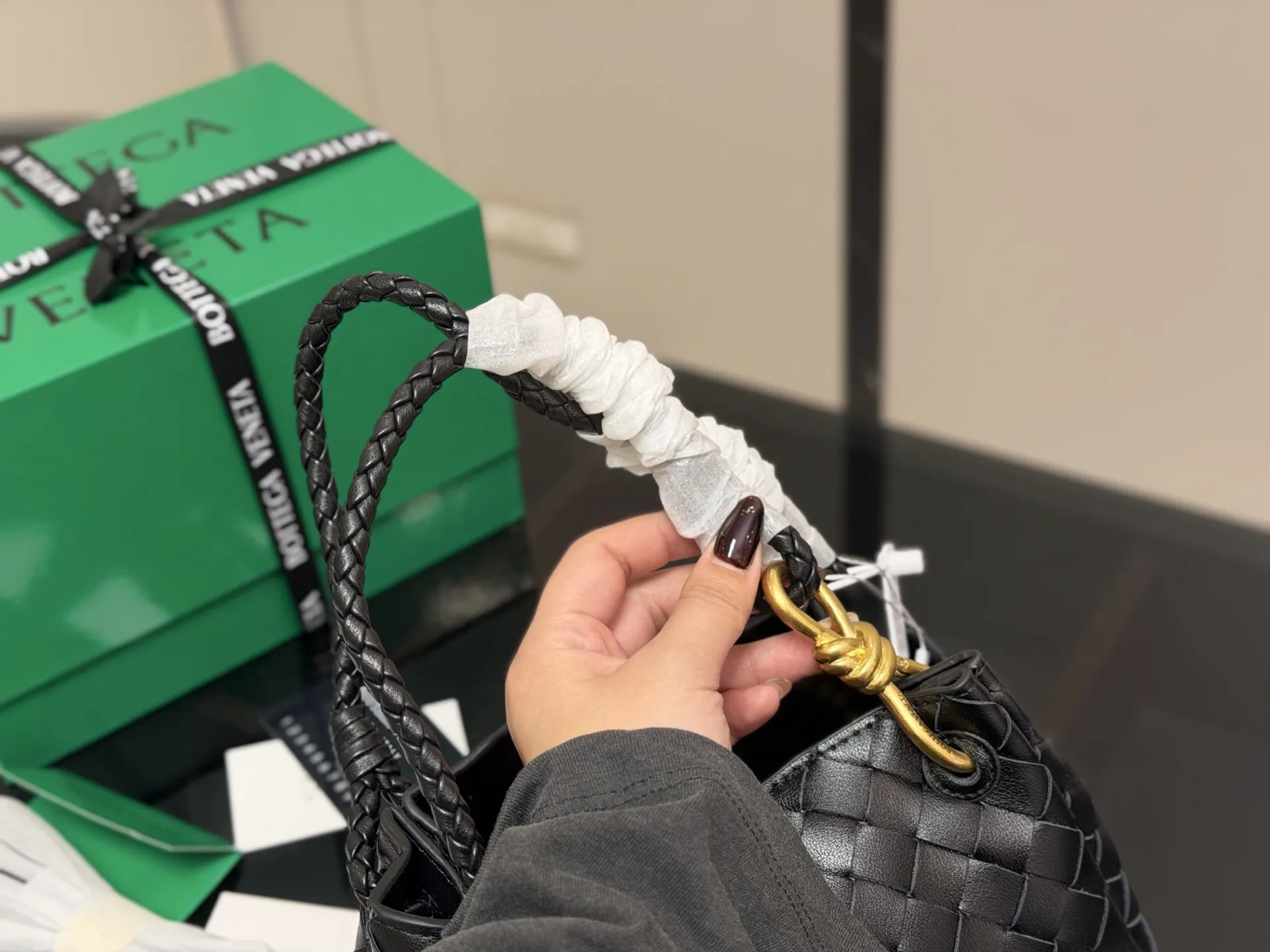 &yen;240 配盒（升级版） size：21*16cm bv 编织购物袋 它是这一季中性价比➕实用性最棒的一只包包！ 容量非常OK