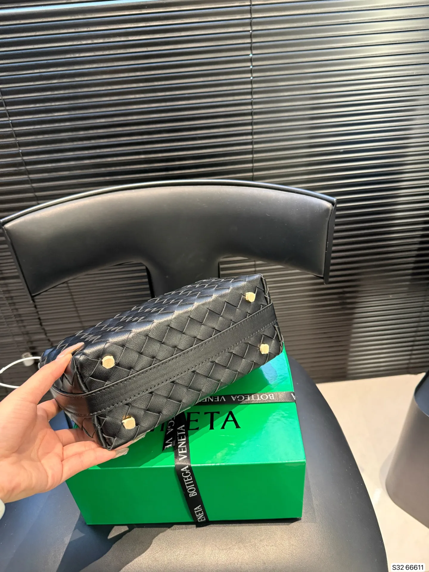 p210 配盒子 纯皮Bottega veneta 适合春夏秋冬的季节 Bv高级 简洁的线条,柔软的包身,并且相当实用,街头巷尾它的身影无处不在,也成为经典款IT bag之一 万众追,这款包一出就风靡全球 流行,如今粉丝群依然很强大,因为它实在太衬托气质了,包再多也要给自己留一个!尺寸21 14货号66611