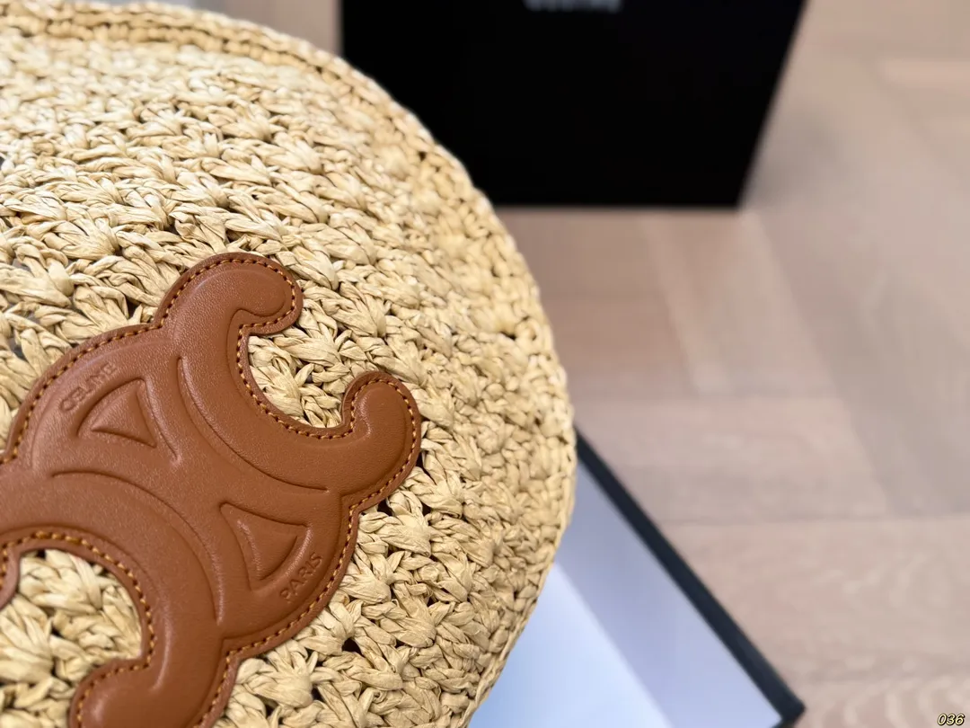 ¥155配盒 Celine赛琳草编腋下包 满满的设计感 复古中透露着优雅 超级高级的配色 实物绝对惊艳到你 尺寸32 18