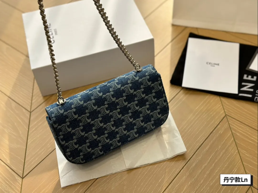 ¥125配盒 包包分享Celine凯旋门系列第一只Celine必须是凯旋门 这款包算是经典款适合春夏秋冬出门要被问很多遍滴一款包 性价比炒鸡高滴一款包 分大小号质量跟容量都杠杠给力小可爱们放心安排就好 20cm