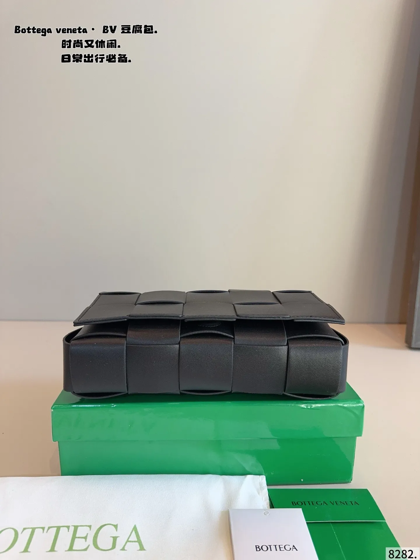 p150配礼盒🎁. 秋冬适配度一百昏!bv cas sette豆腐包斜挎 bv cas sette小羊皮卡带包枕头包斜挎包 天气一冷很喜欢软乎乎胖墩墩存在感很强的包包, 收起小废包,秋冬就是枕头包的主场! 枕头包的代表包包——bv cas sette尺寸:23*5*14cm