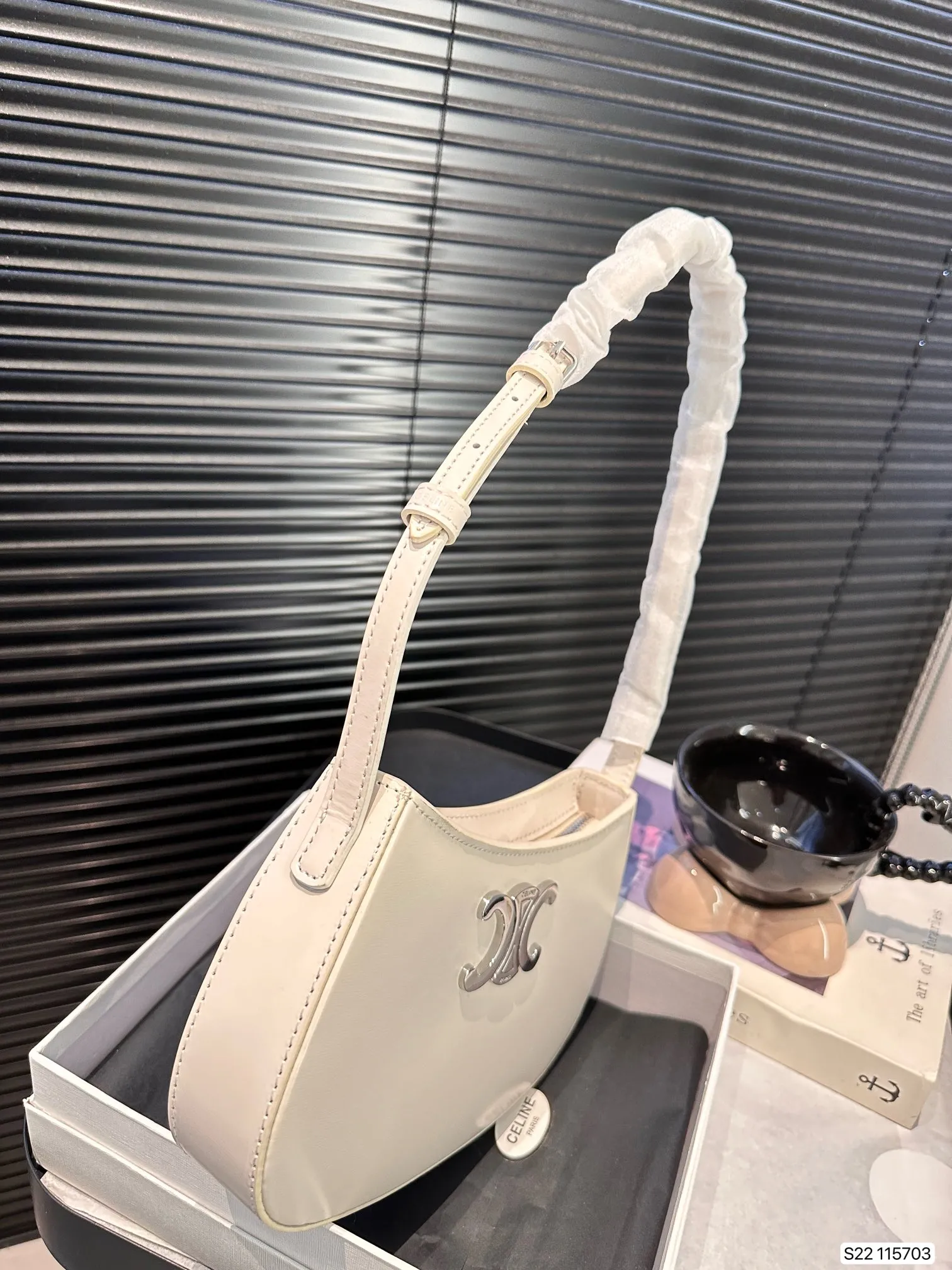 P160 配盒子 赛琳腋下包 腋下包中的小可爱 它的出镜率会很高滴 高级感超强！尺寸：22 13 货号115703