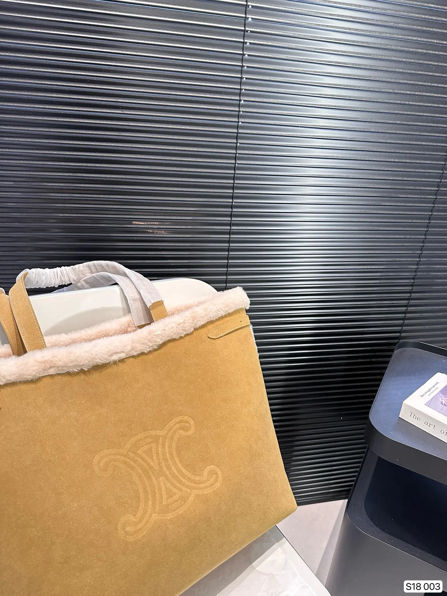 P140 赛琳秋冬限定|毛茸茸的celine托特包 celine这次的新品我很满意这只毛茸茸的托特真的很可爱，在秋叶飘零的时候背上有多应景了秋冬氛围感直接拿捏！尺寸：40 34 货号003