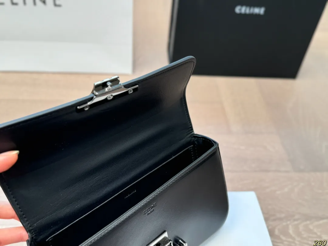 ¥155折叠盒 赛琳 凯旋门腋下包 Celine满足日常所有需求 简直能装下整个世界 出门旅行非常方便 时髦感满满 尺寸20 11