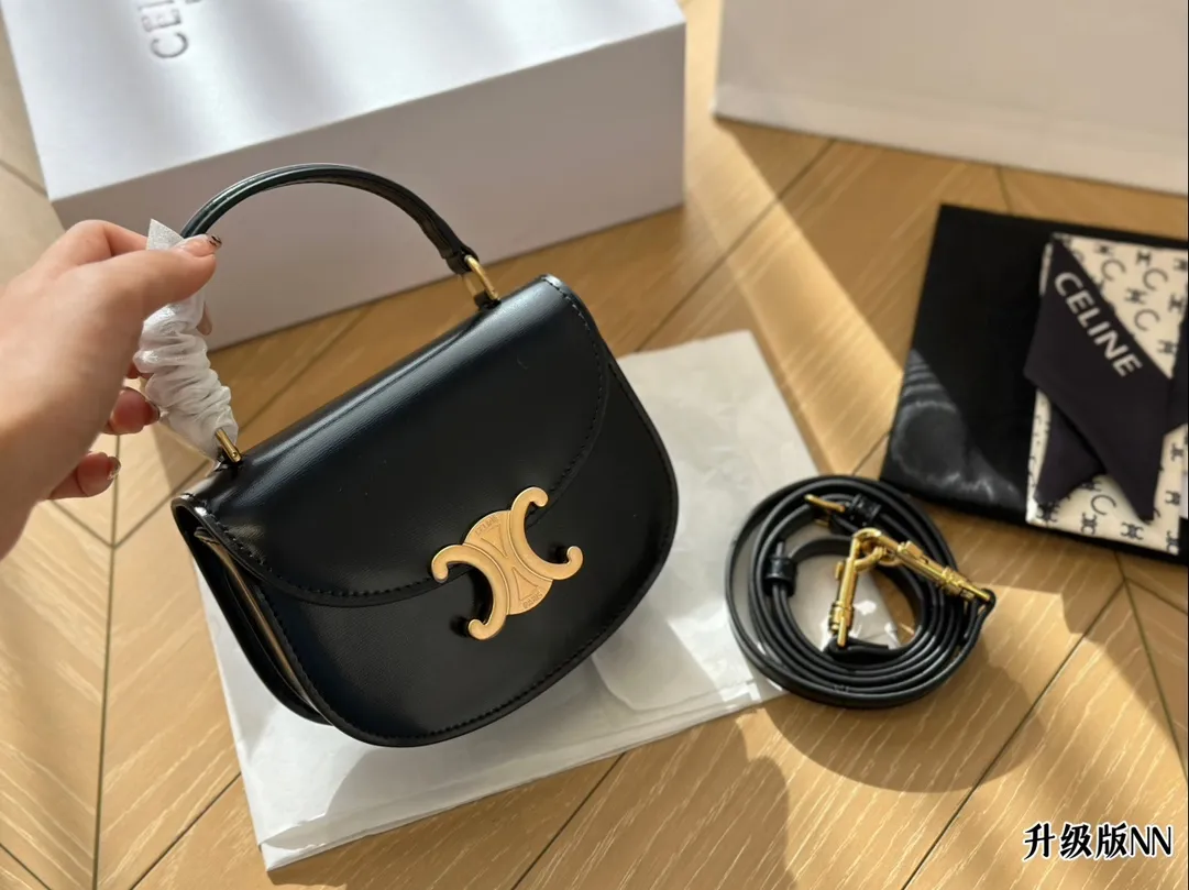 &yen;180配盒 LISA同款可爱手提小包一枚！ CELINE BESACE TRIOMPHE太太太太可爱啦！可盐可甜！虽然放不下手机但是可以装下你的其他东西鸭！尺寸15*12