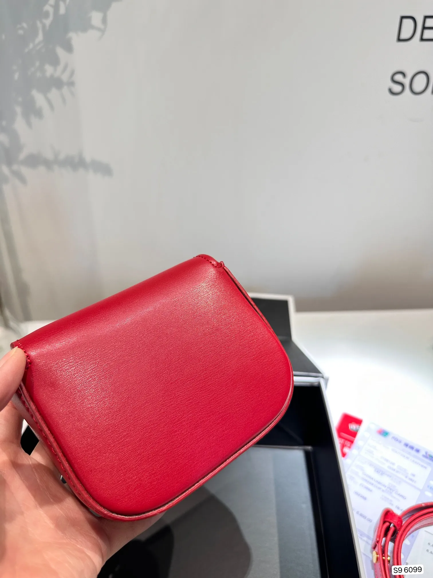 P95 配折叠盒Celine 赛琳迷你口红包粉饼包零钱包 精致零钱包时尚凹凸造型单品 拿来当配饰也是极好的时髦小配件可爱的不要不要的 尺寸:11.5 9 货号6099