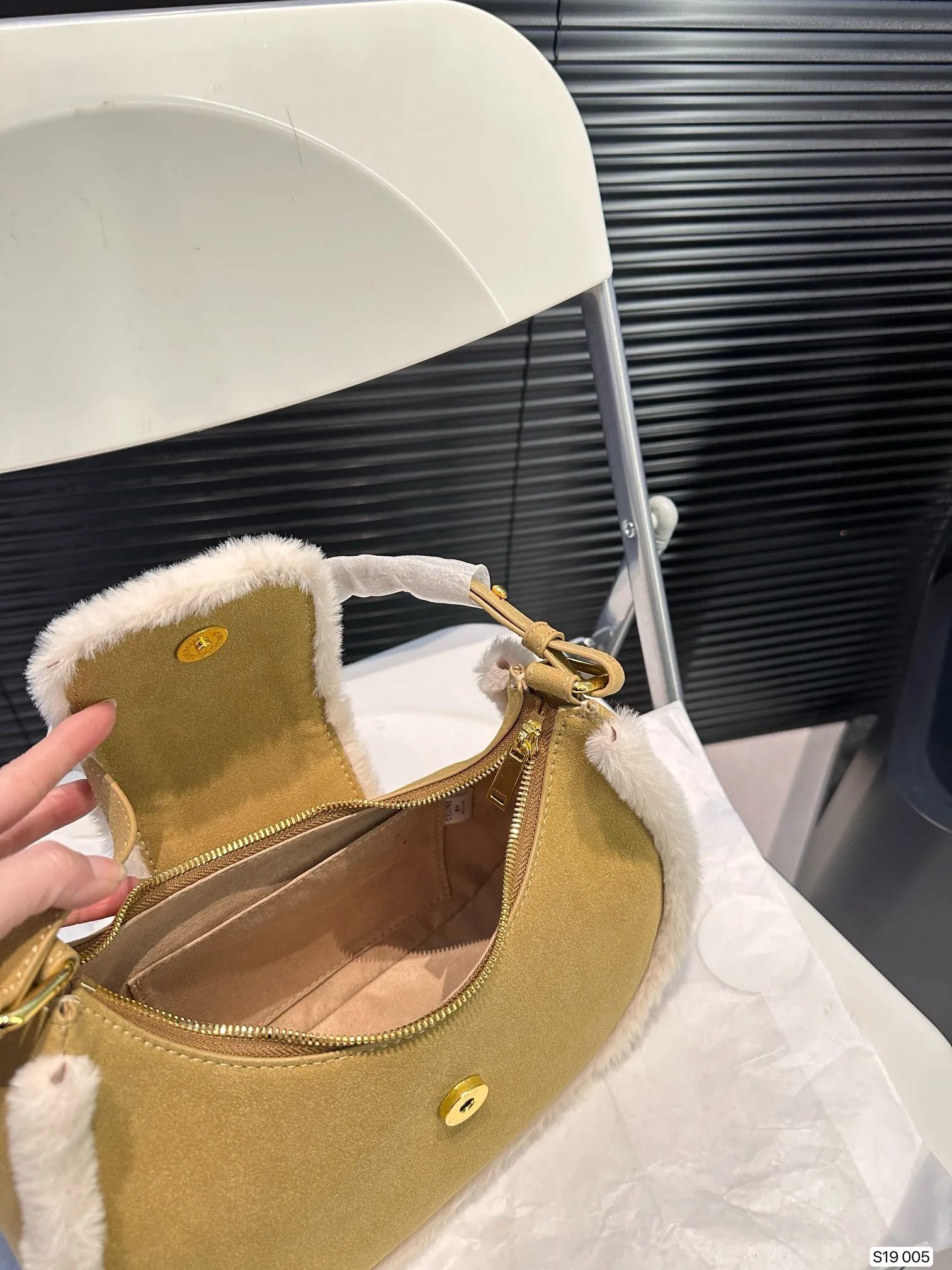 P145 赛琳秋冬限定|毛茸茸的celine腋下包 celine这次的新品我很满意这只毛茸茸的托特真的很可爱,在秋叶飘零的时候背上有多应景了秋冬氛围感直接拿捏!尺寸:26 14 货号005