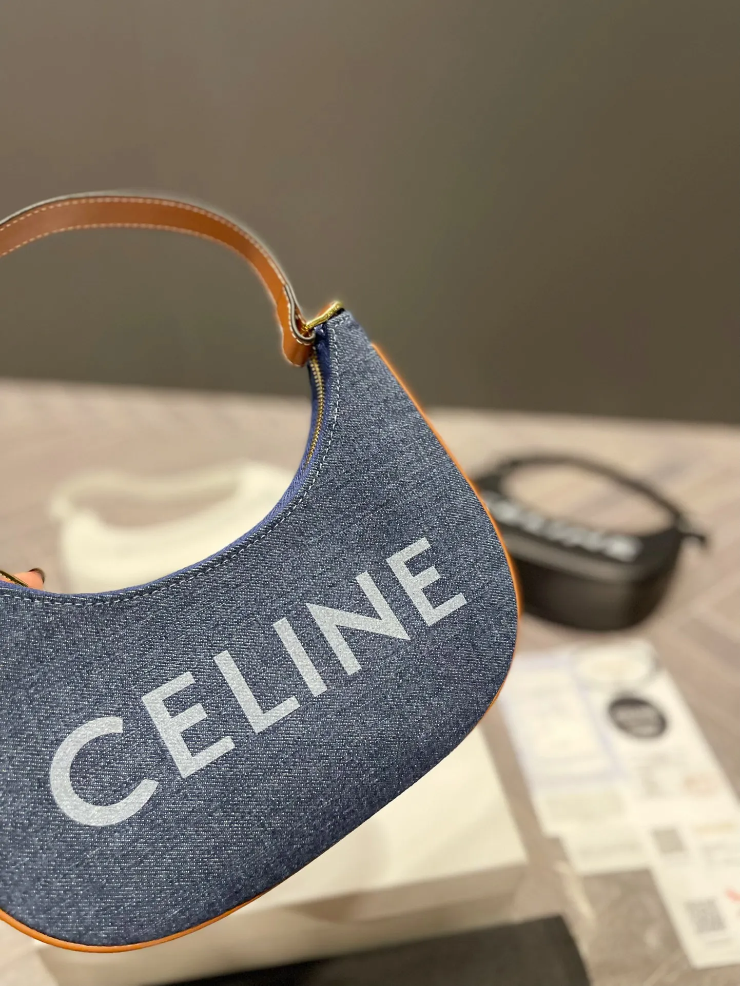 P110 Celine新款腋下包百搭休闲爱惨了~ CELINE这几天入的Celine包包们,不得不说这款白色腋下包也太好看了吧~简简单单的白色配logo字母真的非常任意门和什么衣服都好配不管深色还是淡色秋冬还是春夏搭配起来都是毫无违和感的 除了好搭配容量也是非常大之前用过老花腋下的宝宝应该.都知道钱包手机都是妥妥塞的下还松动有余动25 13cm