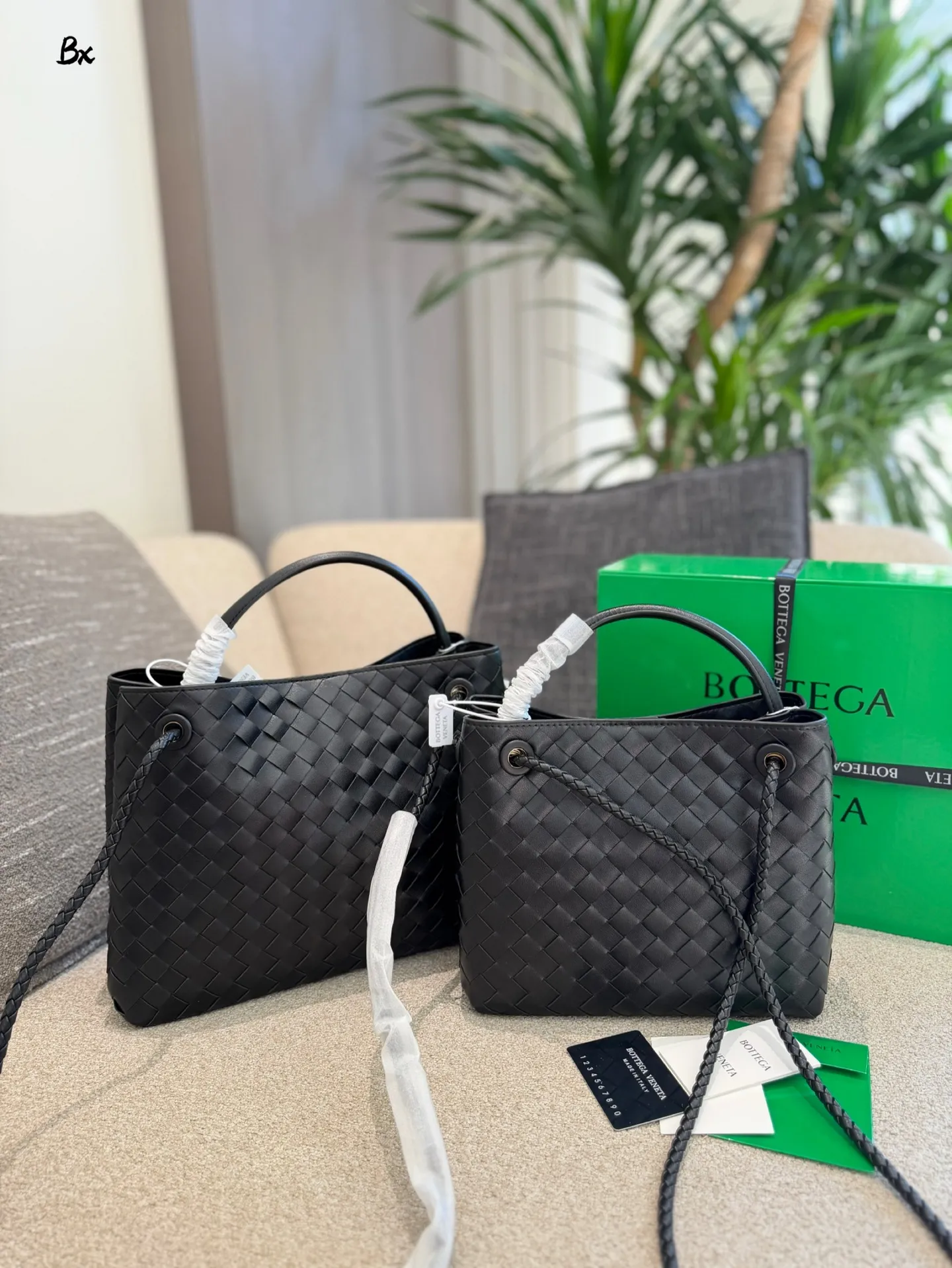 p235p255 BV Andiamo巴罗洛手袋​​ 🍷Bottega Veneta Andiamo系列手袋，巴罗洛酒红色超有质感，Nappa小羊皮+Intrecciato编织工艺，触感柔软细腻，纹理超美！金属绳结锁扣可调节，单肩、手拎、斜挎都OK，通勤日常都能用👜。小号&中号容量适中，实用又时髦，酒红色优雅复古，秋冬搭配超出片，是都市女生必入的高端手袋✨。25cm30cm配盒子