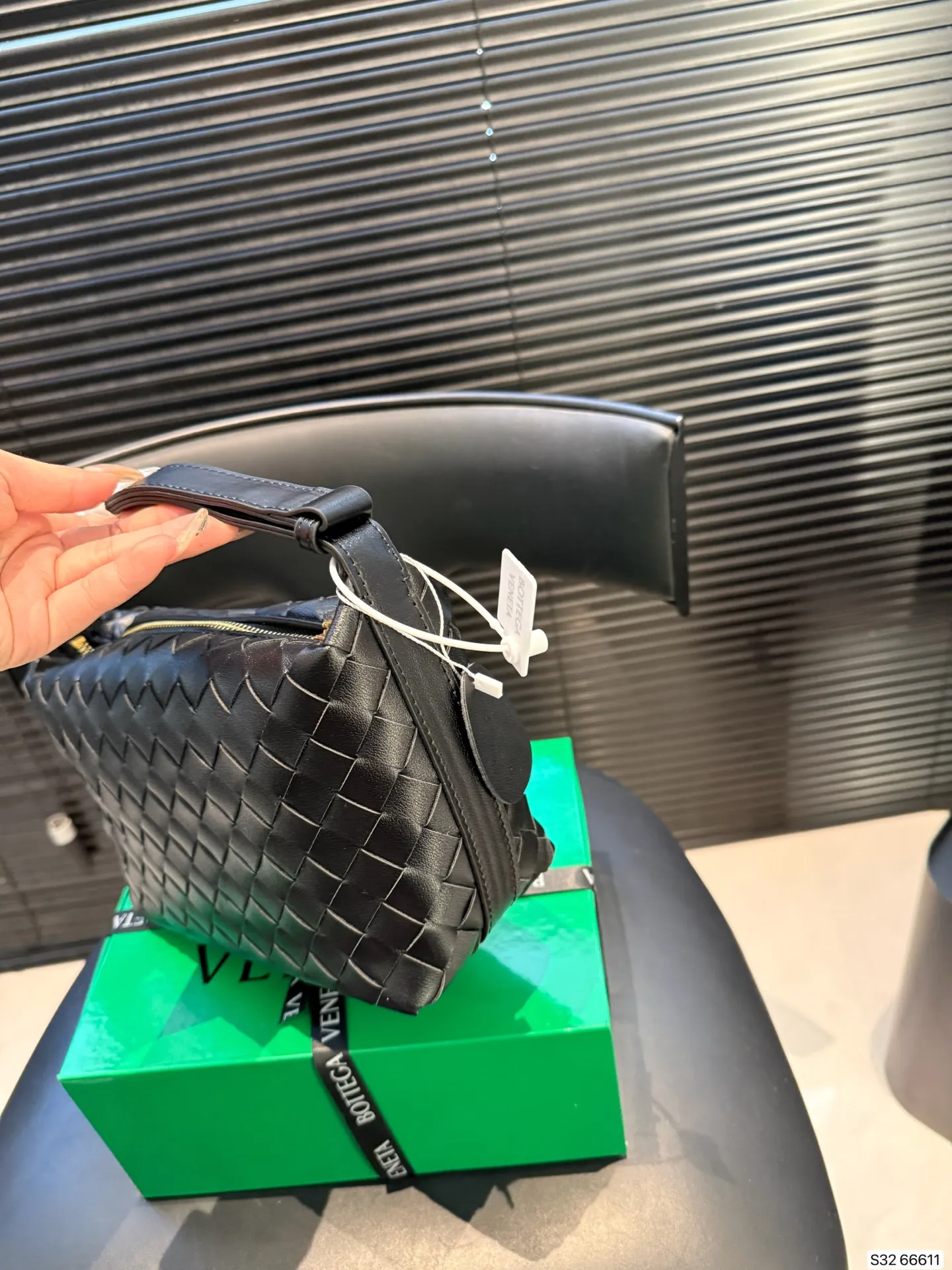 p210 配盒子 纯皮Bottega veneta 适合春夏秋冬的季节 Bv高级 简洁的线条，柔软的包身，并且相当实用，街头巷尾它的身影无处不在，也成为经典款IT bag之一 万众追，这款包一出就风靡全球 流行，如今粉丝群依然很强大，因为它实在太衬托气质了，包再多也要给自己留一个！尺寸21 14货号66611