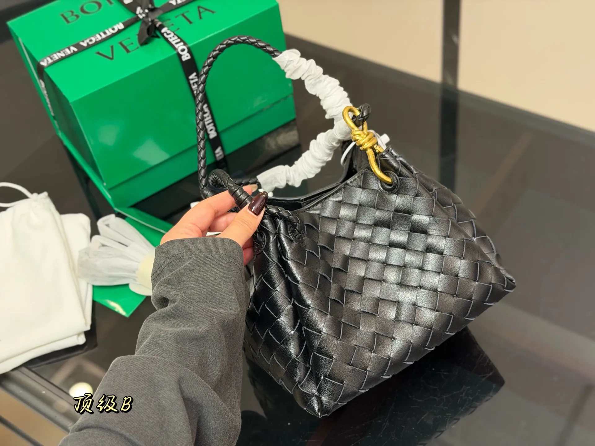 ¥240 配盒(升级版) size:21*16cm bv 编织购物袋 它是这一季中性价比➕实用性最棒的一只包包! 容量非常OK