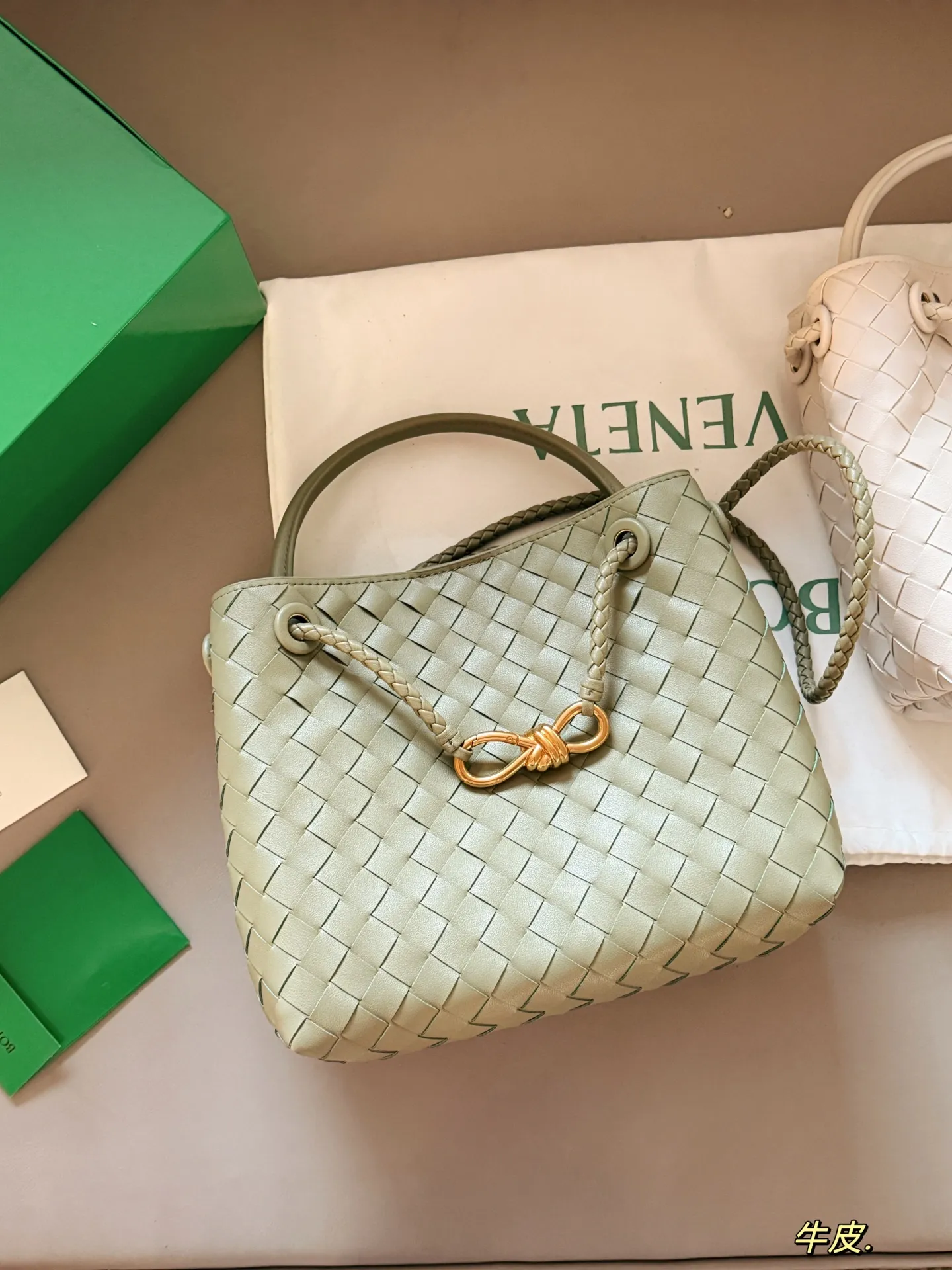 💰235 配盒 size:25*20cm BV Andiamo 迷恋老钱风随意又慵懒的感觉 实物皮质 柔软容量超大手拎大小感觉很合适