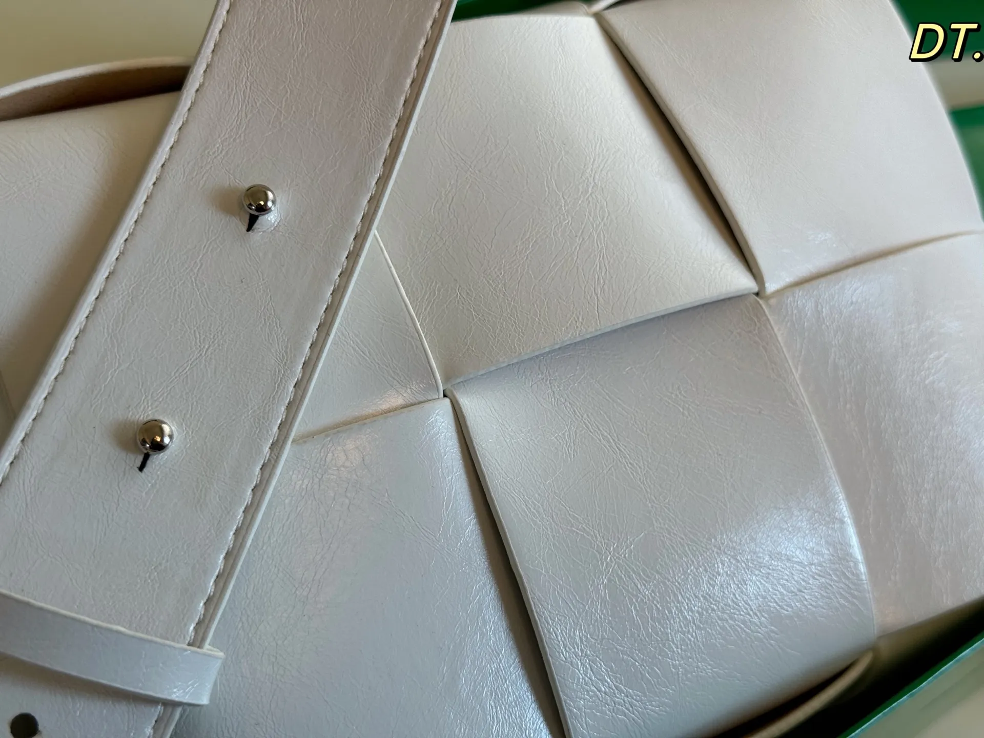 P140（配盒） size：22&times;15 BV cassettes新款编织豆腐斜挎包💕 简约别致，高级时髦不张扬！ 不管斜挎、单肩都是满满的造型感～ 实物皮质很软却饱满有型～ 男女都可轻松驾驭❗️