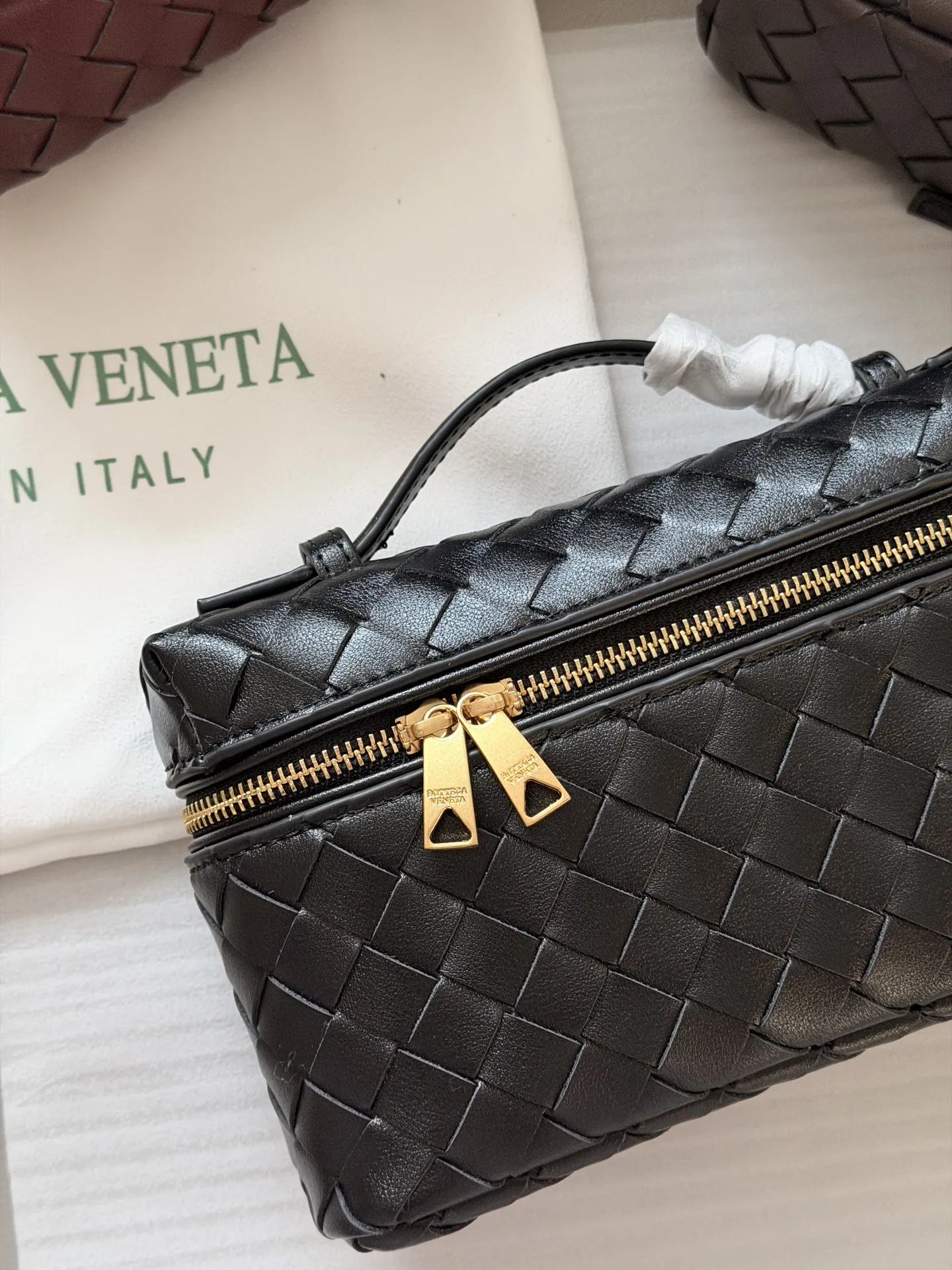 💰205 牛皮 配盒 size:23*13cm BV BangBang Vanity棒棒包, 任何人没有买到这只 包我会伤心的 造型独特精致,日常使用容量足够,可手提可斜挎,多种造型随意切换!