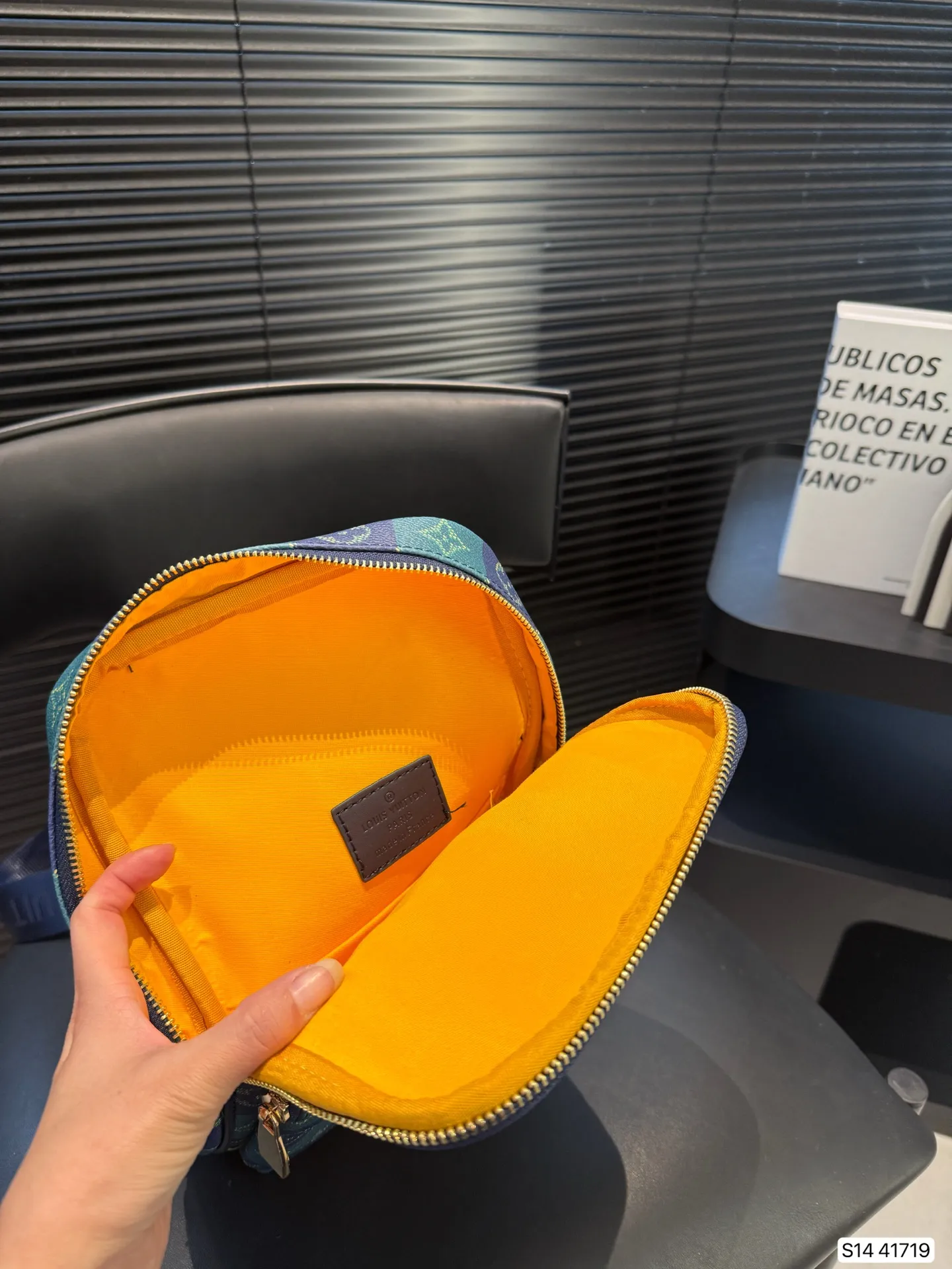 P120 新款男士胸包 Lv胸包，采用拉链，方便取用，无论您的氛围如何，您都可以毫不费力地携带这款时尚腰包。内部饰有简约而精心设计的内饰。这款胸包足以容纳所有小物品。可是永不过时的哦，而且无论怎么搭配都超有范！尺寸：18 30 货号41719