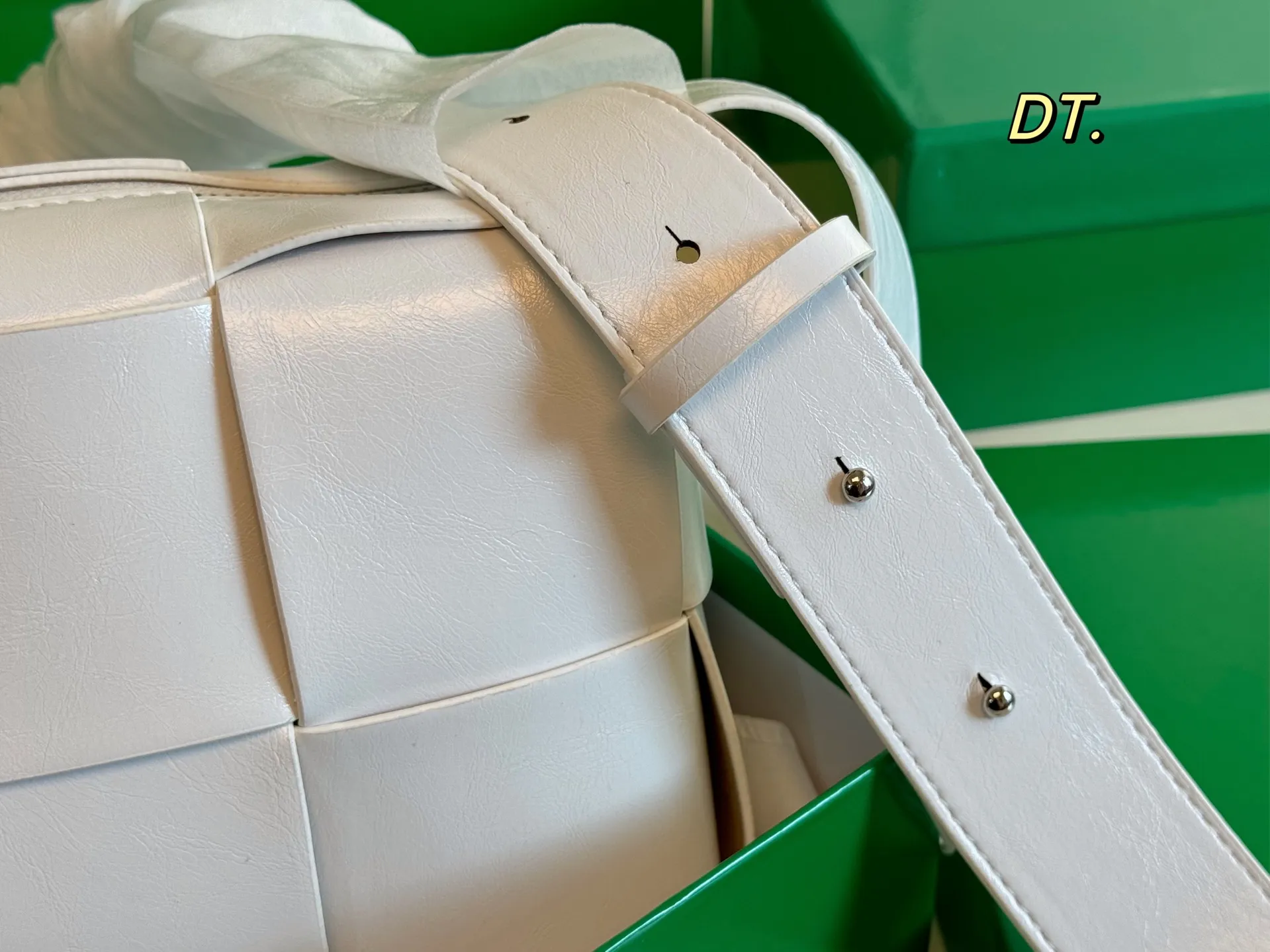 P140(配盒) size:22×15 BV cassettes新款编织豆腐斜挎包💕 简约别致,高级时髦不张扬! 不管斜挎、单肩都是满满的造型感~ 实物皮质很软却饱满有型~ 男女都可轻松驾驭❗️