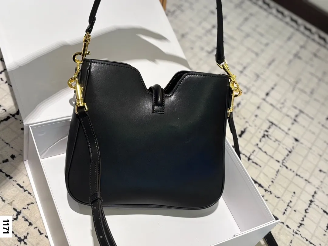 P145 配折叠盒子 Celine 赛琳水桶包 一直很喜欢小牛皮的包 经久耐看 有着高颜值的复古文艺气息🌱 尺寸:25 21.5