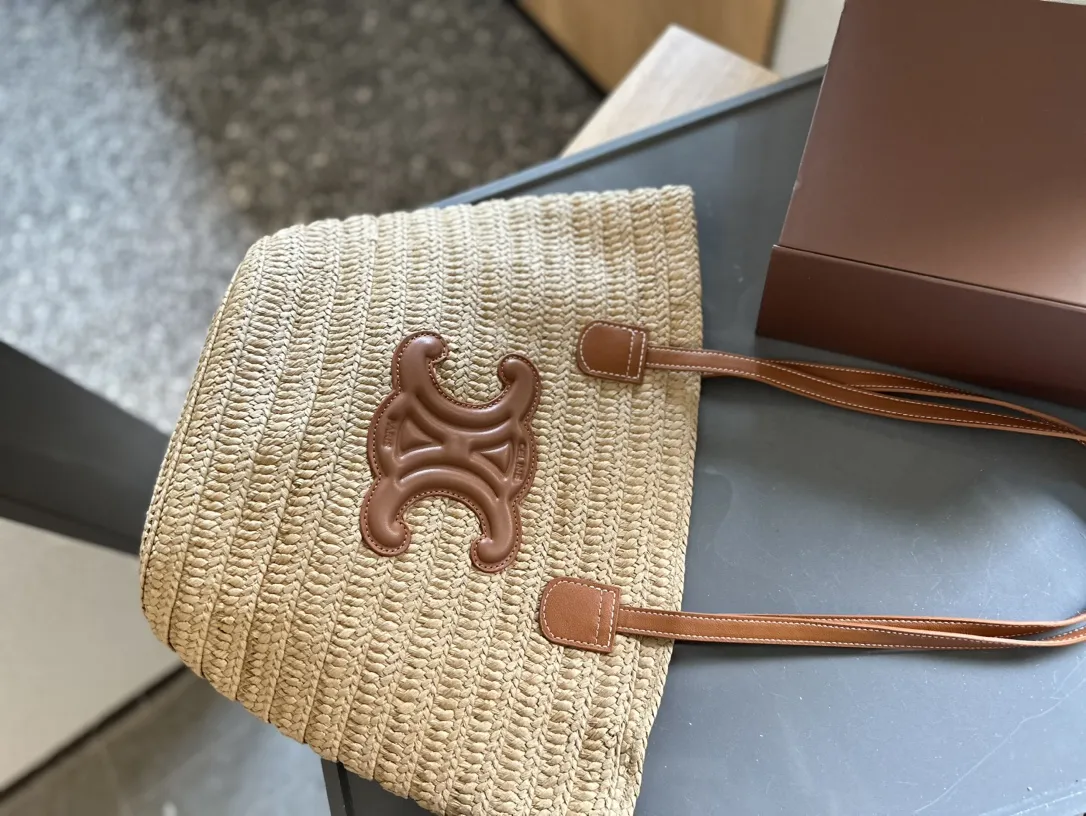 p110 Celine菜篮子草编包度假拍照太应景自思琳 Celine celine草编包菜篮子2020草编包天生就是绝配这款包采用摩洛哥特有的拉菲亚树纤维纯手工编织打造 手挽跟logo是自然色小牛皮干净利落大方 度假 背上它太适合不过了 尺寸 22cm