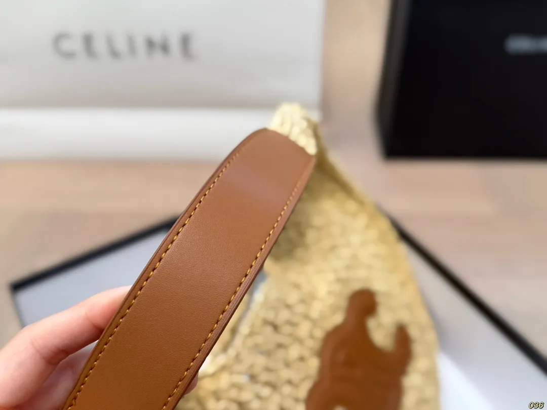 ¥155配盒 Celine赛琳草编腋下包 满满的设计感 复古中透露着优雅 超级高级的配色 实物绝对惊艳到你 尺寸32 18