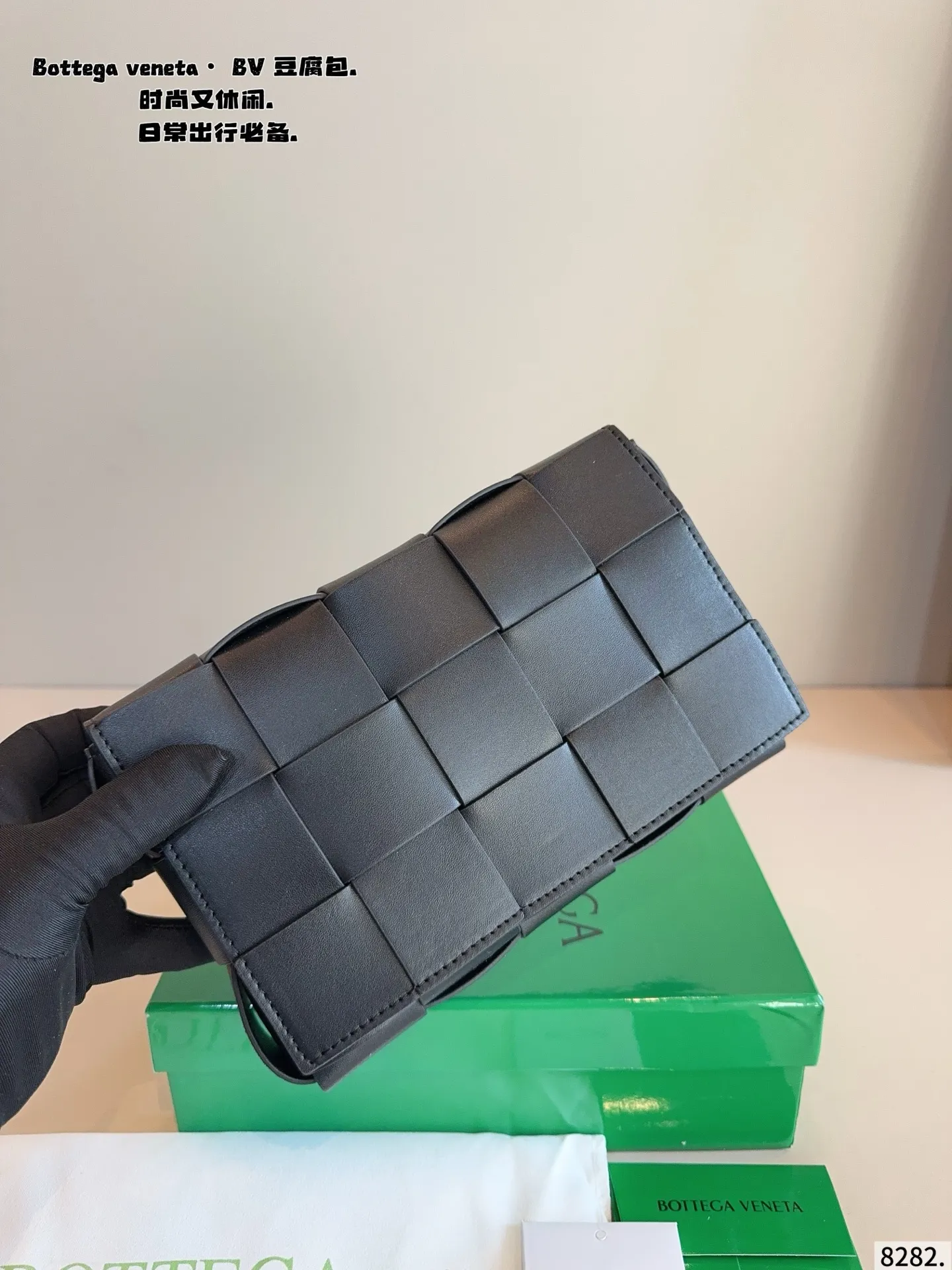 p150配礼盒🎁. 秋冬适配度一百昏！bv cas sette豆腐包斜挎 bv cas sette小羊皮卡带包枕头包斜挎包 天气一冷很喜欢软乎乎胖墩墩存在感很强的包包， 收起小废包，秋冬就是枕头包的主场！ 枕头包的代表包包&mdash;&mdash;bv cas sette尺寸：23*5*14cm