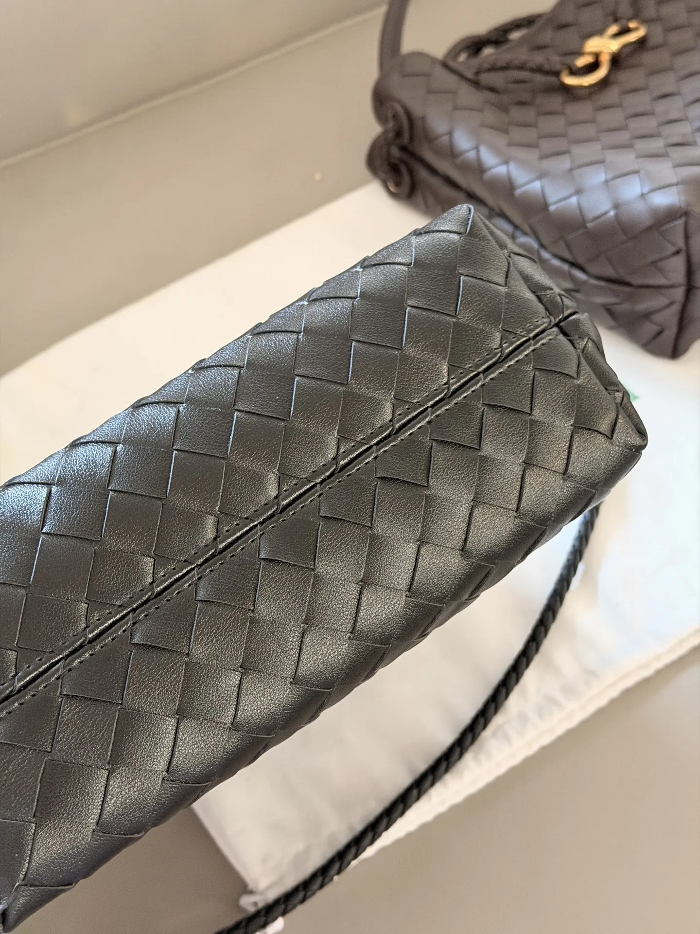 💰235 配盒 size:25*20cm BV Andiamo 迷恋老钱风随意又慵懒的感觉 实物皮质 柔软容量超大手拎大小感觉很合适