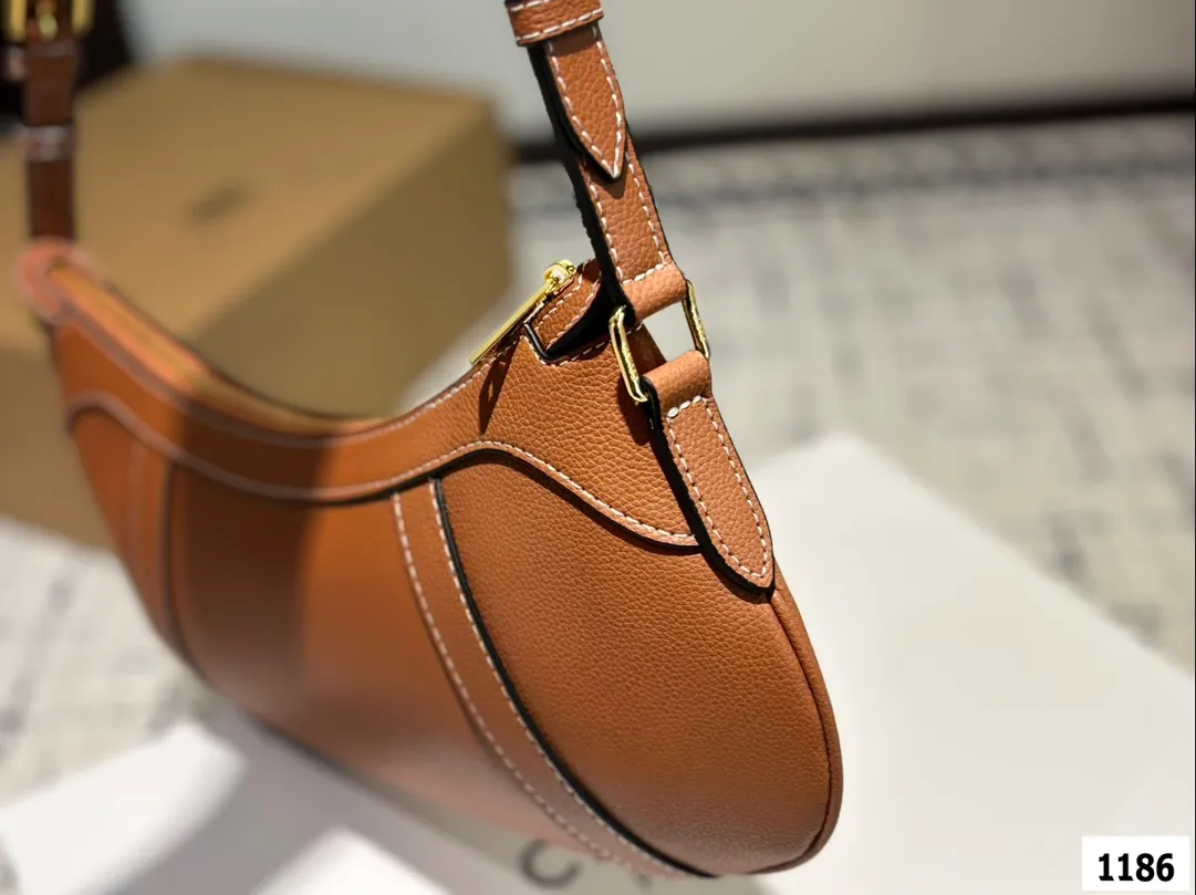 P160 配折叠盒子 赛琳CELINE Hobo腋下包 质感很高级 容量超级大也很耐用 日常出街背它回头率百分百 就是这种随性慵懒感 尺寸：34.16